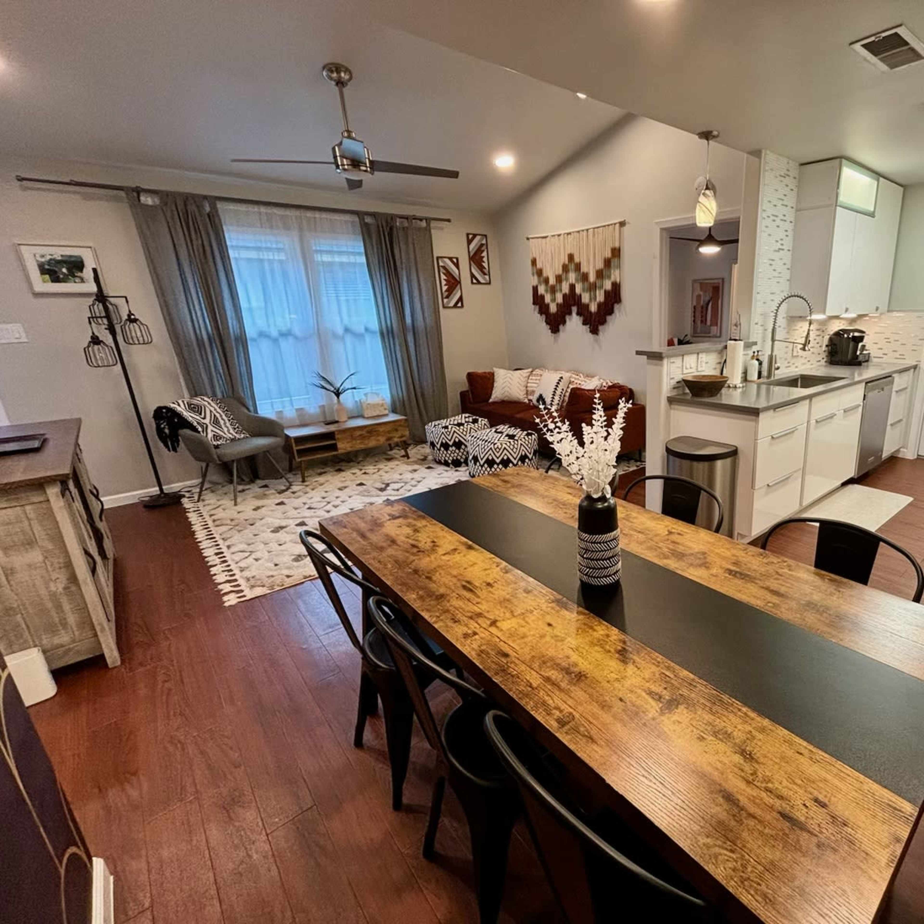 Modern Southwest Open Floorplan Duplex with Outdoor Entertainment space and proximity to Shopping/Restaurants/Nightlife Image in South Lamar, Austin, TX