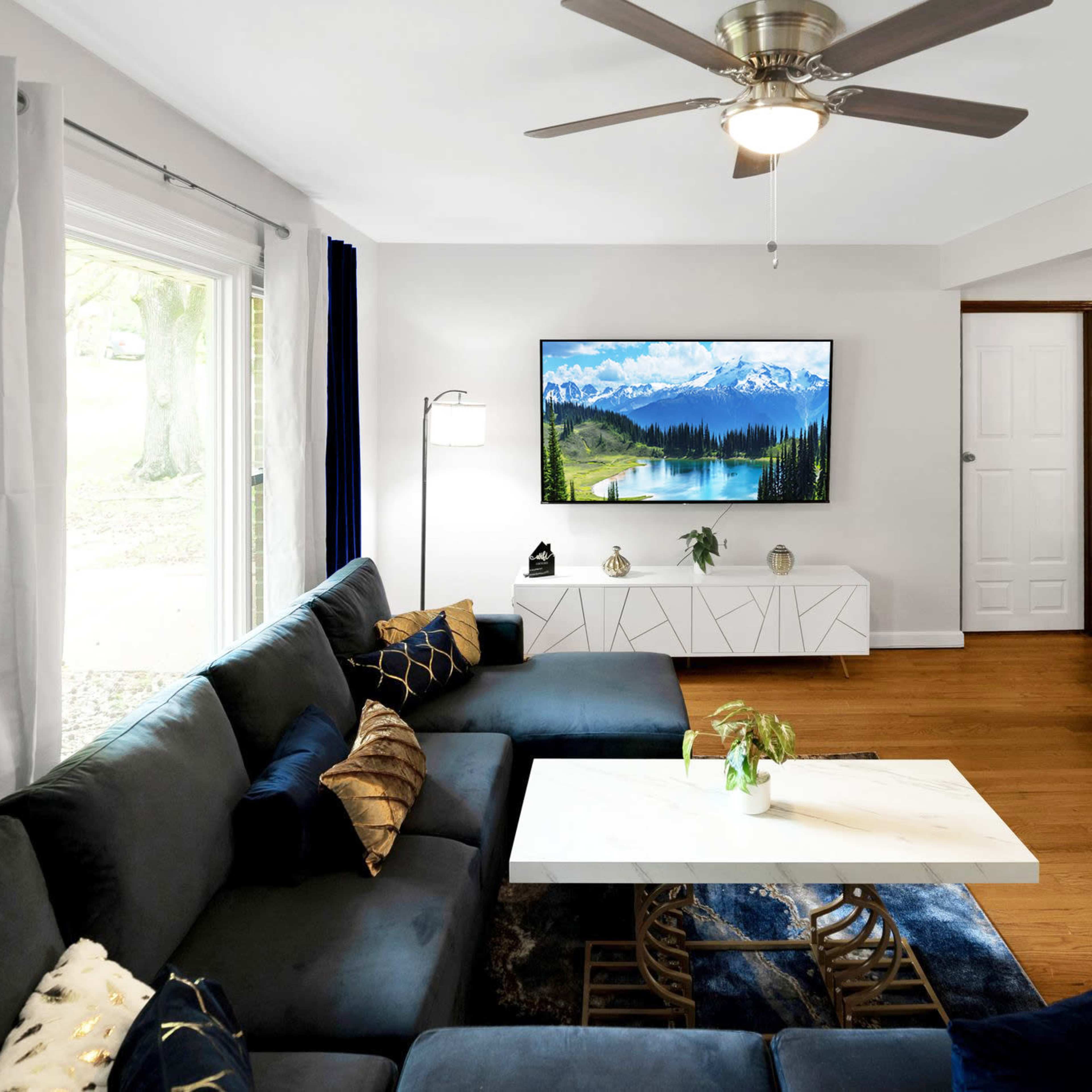 Elegant 6-Bedroom Luxury Home in a Peaceful Parkside Neighborhood – Ideal for Retreats, Shoots & Small Gatherings Image in Ferguson Township, St. Louis, MO