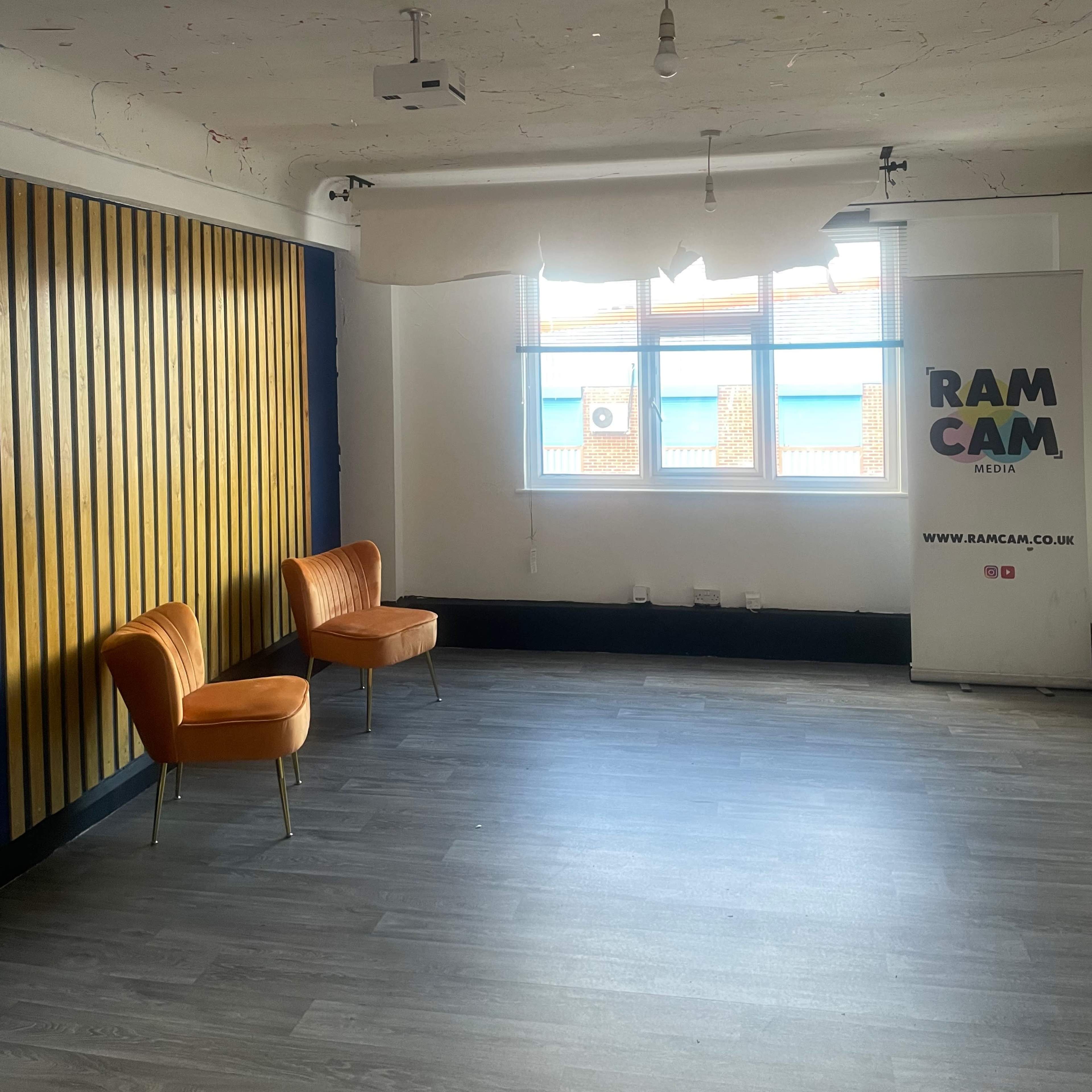 URBAN PHOTOGRAPHY, VIDEOGRAPHY STUDIO PLUS AUDIO OFFICE ROOM Image in London, London, England
