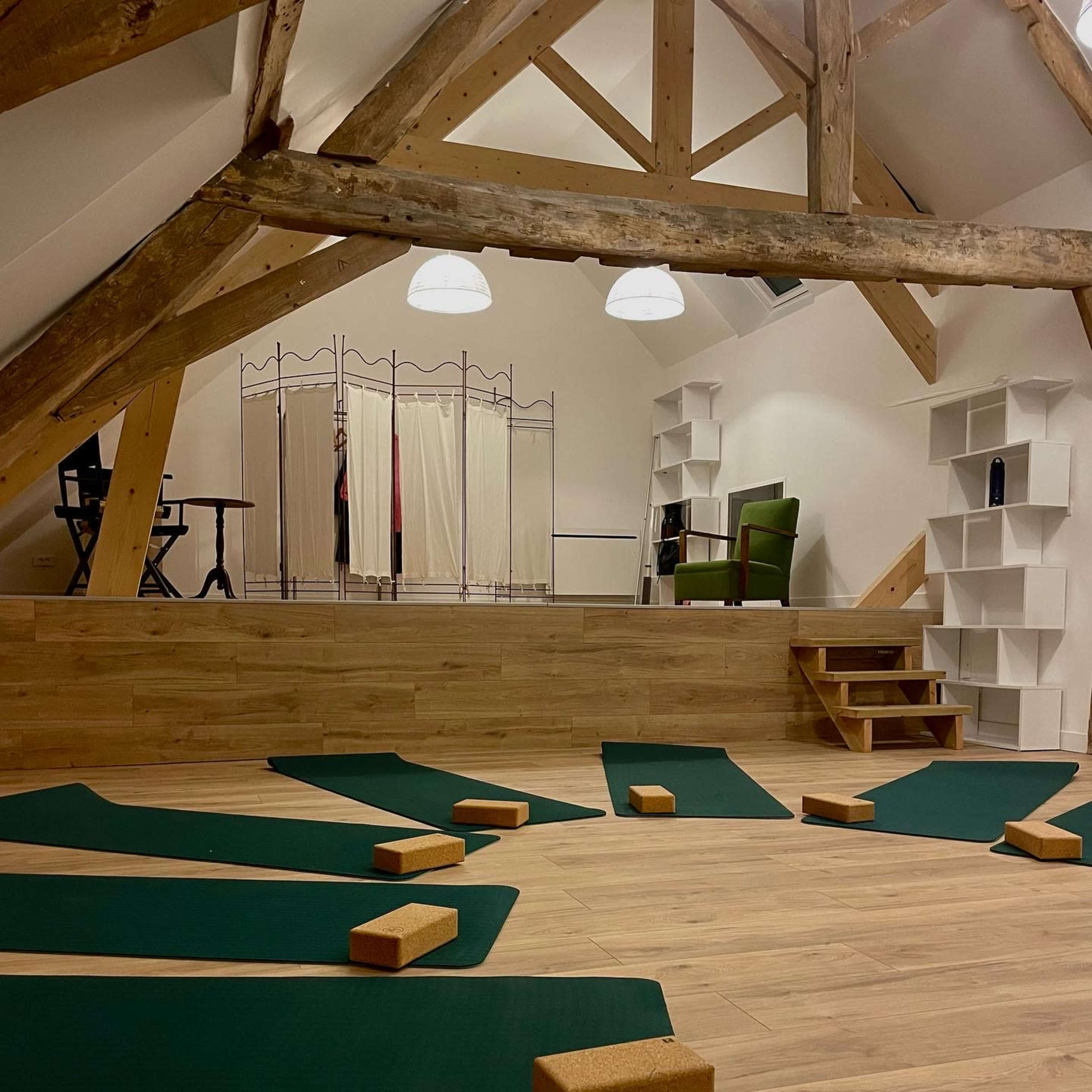 Salle avec estrade de 68m2 dans une ferme entourée de cabinets de bien être Image dans Bondues, Bondues, Hauts-de-France