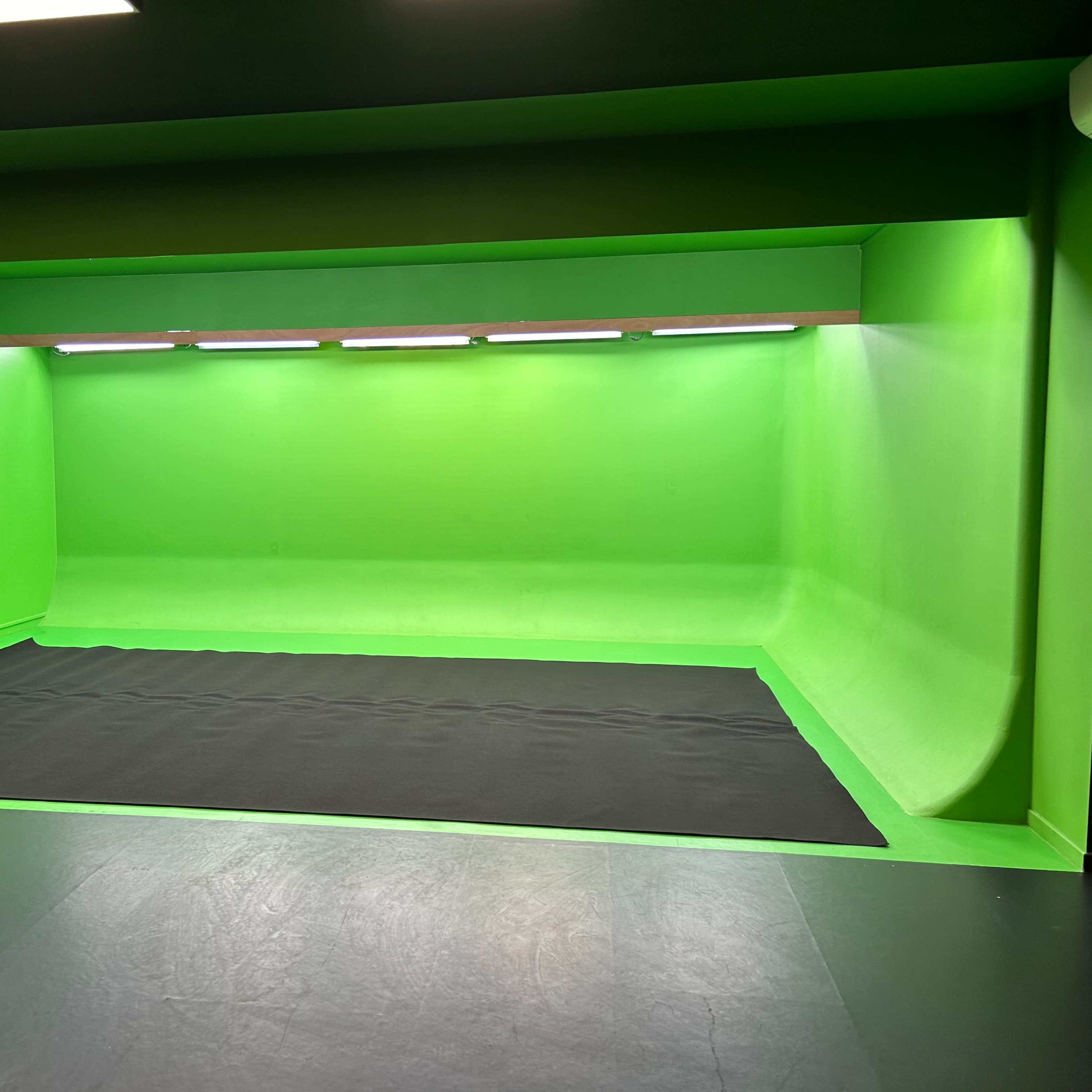 Studio fond vert/fond noir 85 M2 Image dans , Saint-Ouen-sur-Seine, Île-de-France