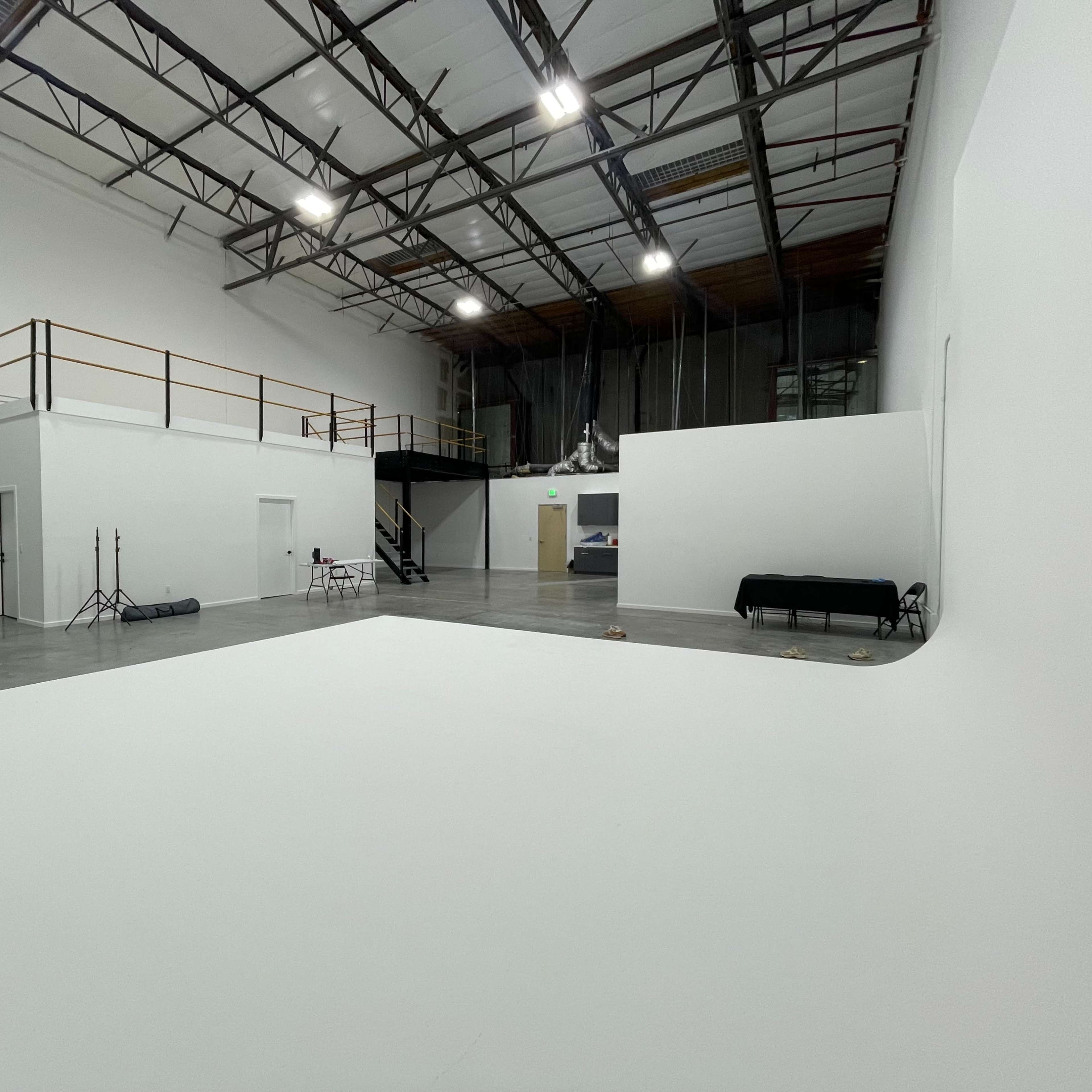 Open Space- 26' Cyc Studio Image in Del Aire, Hawthorne, CA