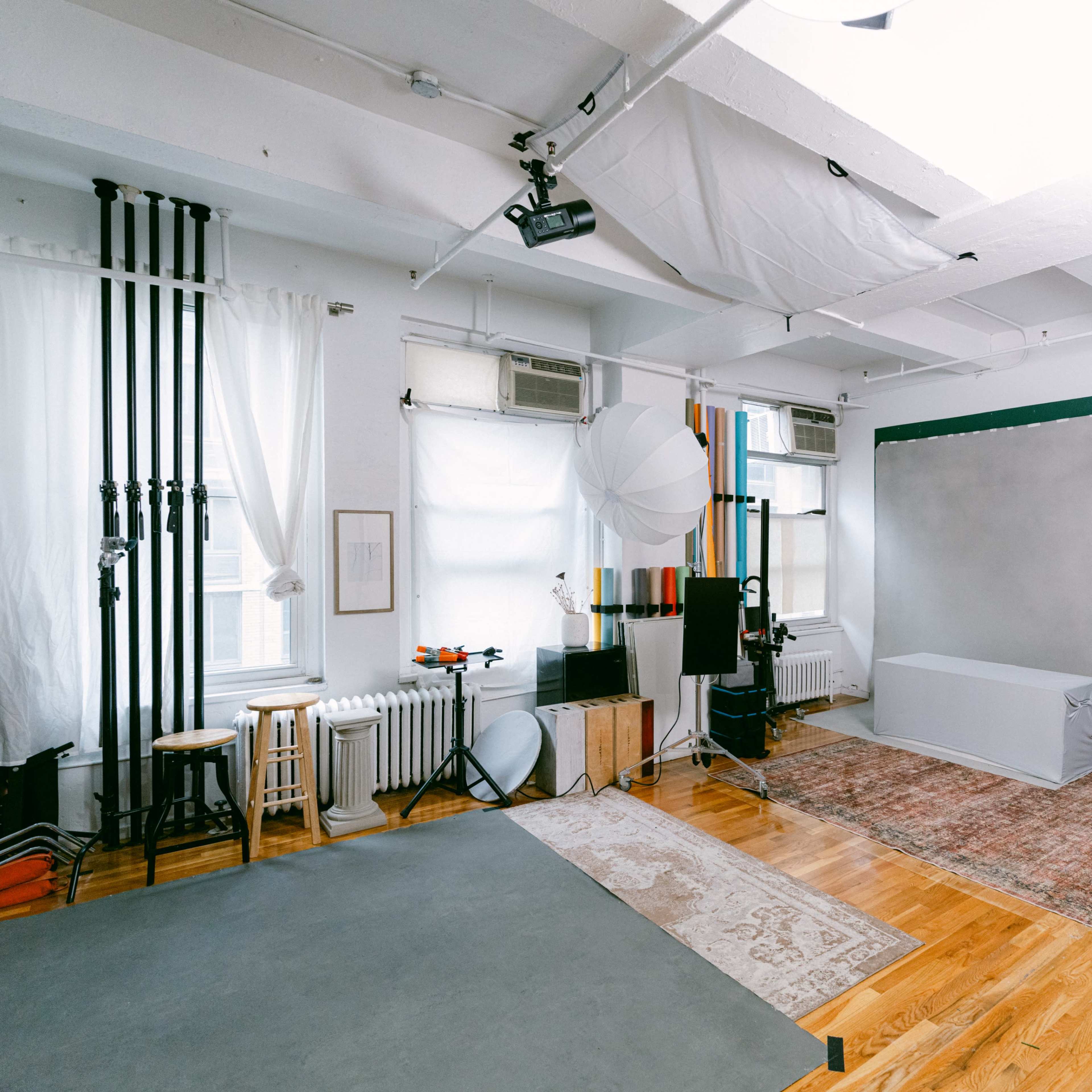 Midtown Studio with Installed Canvas Backdrops & Professional Lighting Image in Midtown Manhattan, New York, NY