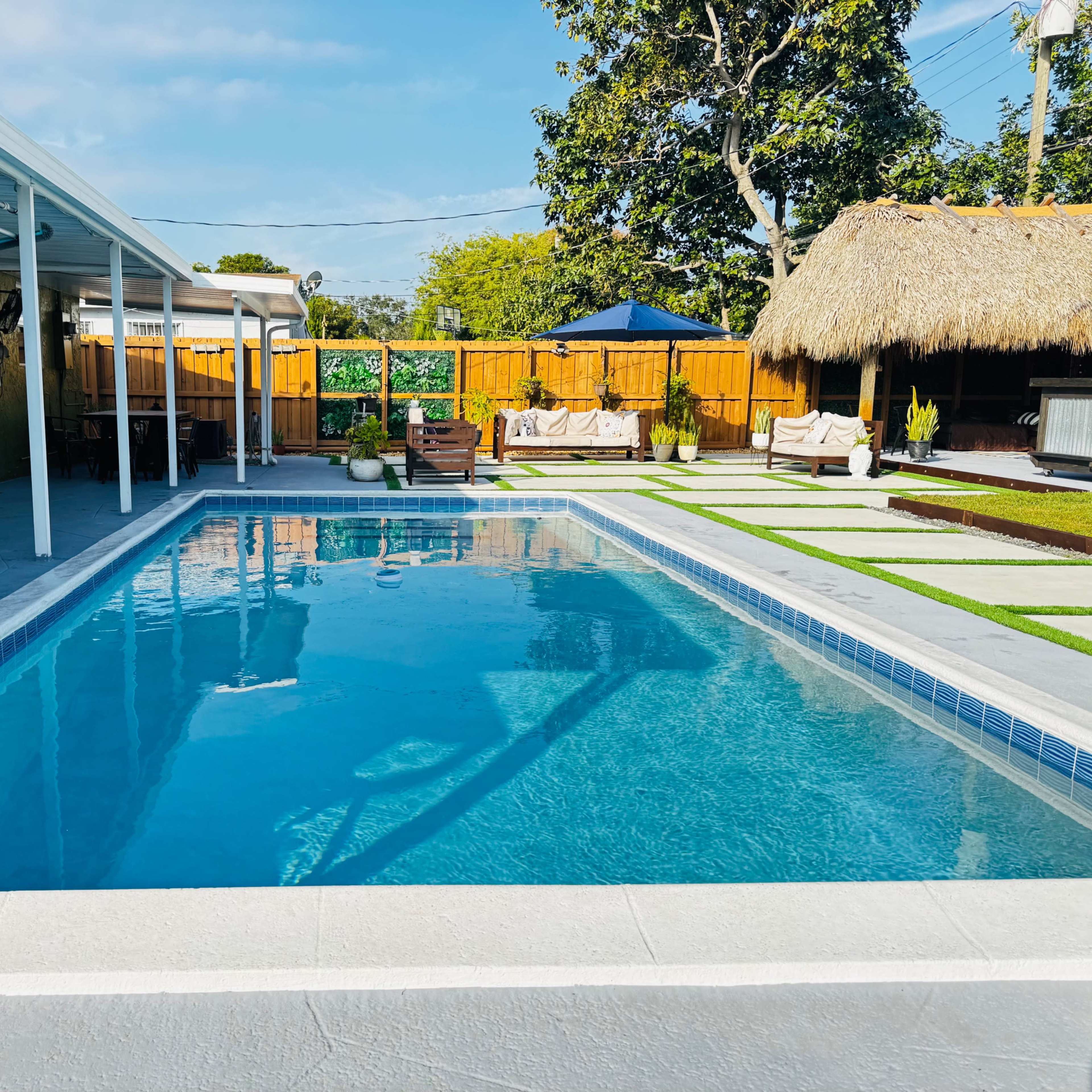 2 Palms Retreat: Luxurious Heated Poolside Oasis in Urban Florida Image in Driftwood, Hollywood, FL