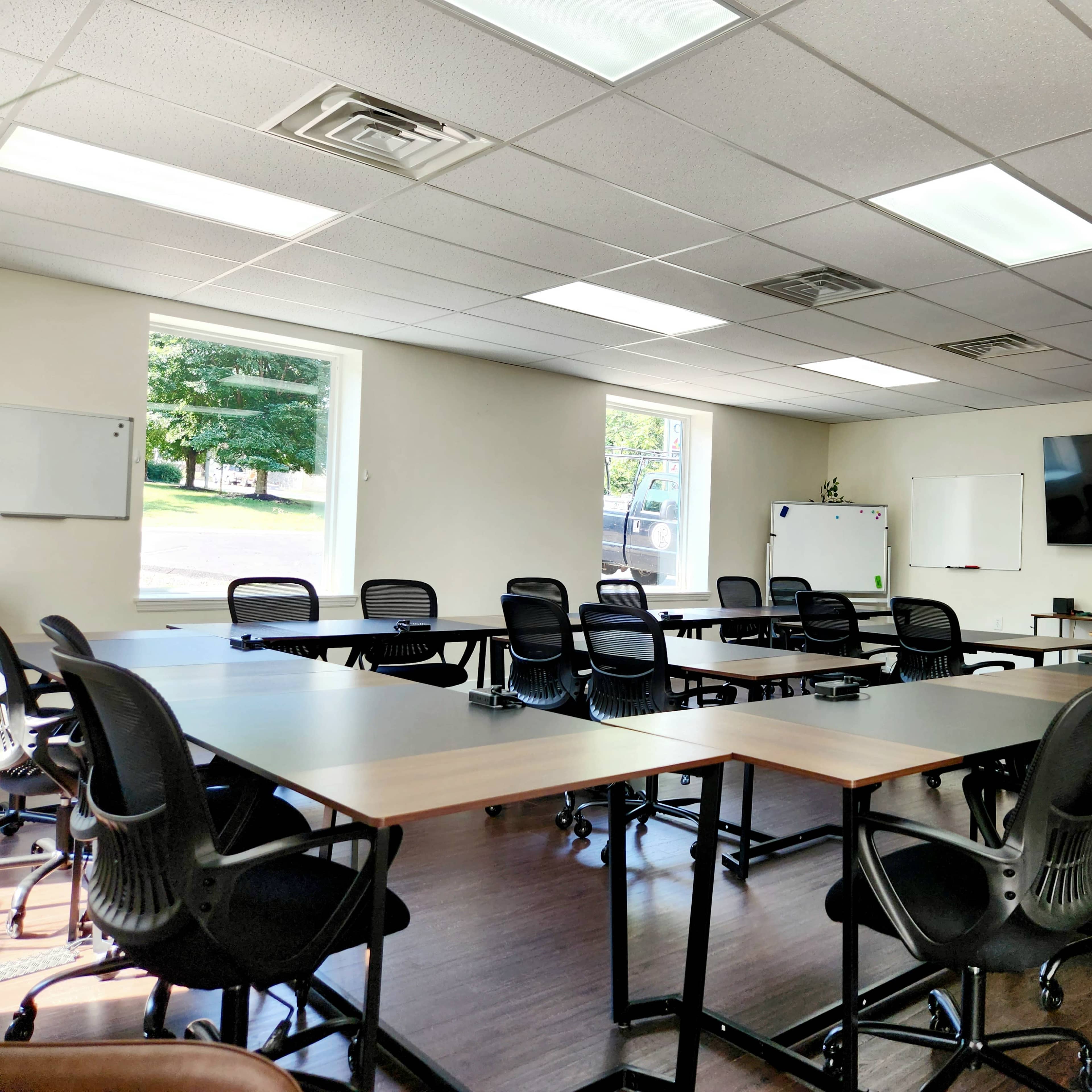 Roomy Meeting space Located just minutes from turnpike and toll road access on the outskirts of down town Jeannette. Image in Jeannette, Jeannette, PA