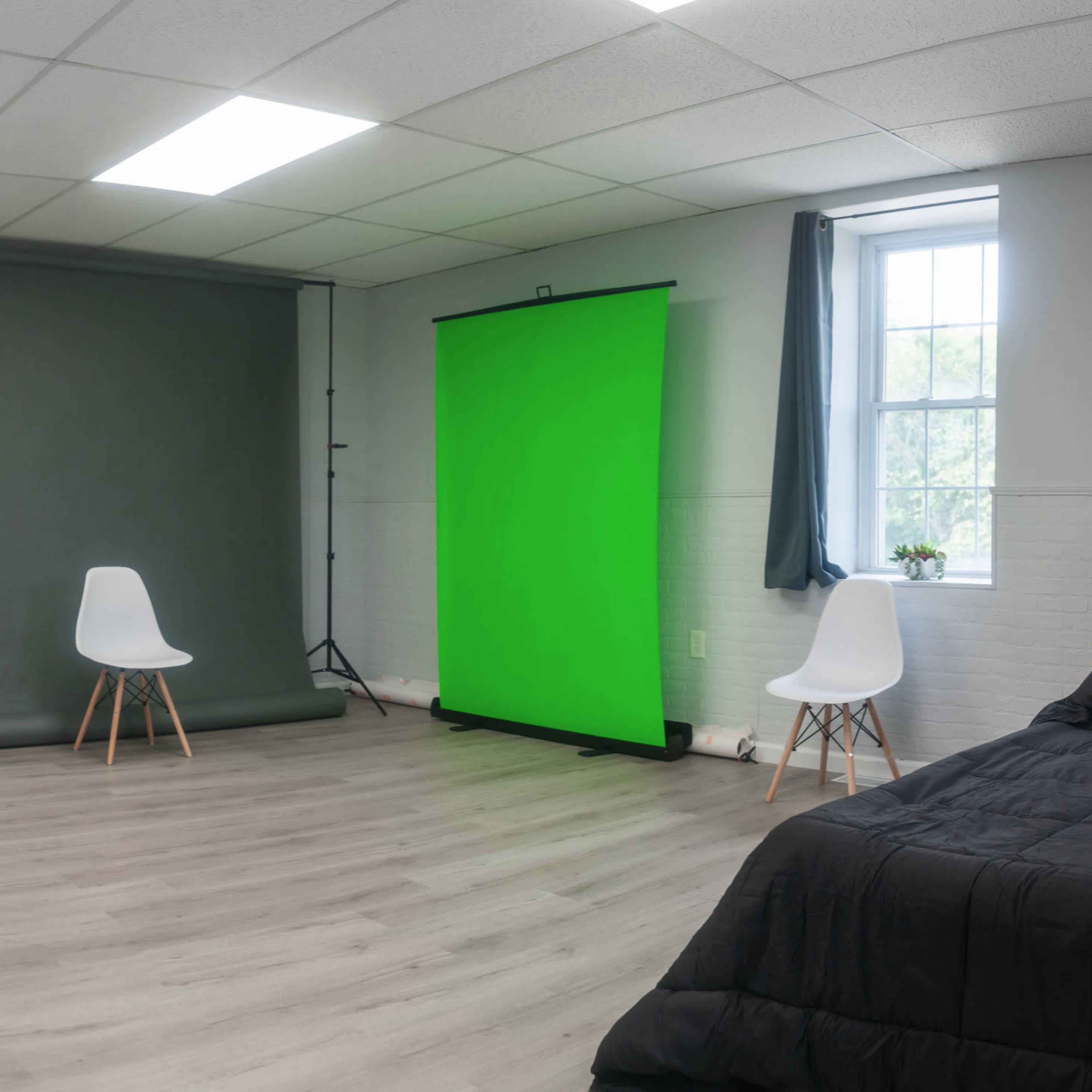 Affordable Photography Studio w/ Flower Wall Image in Langhorne, Langhorne, PA