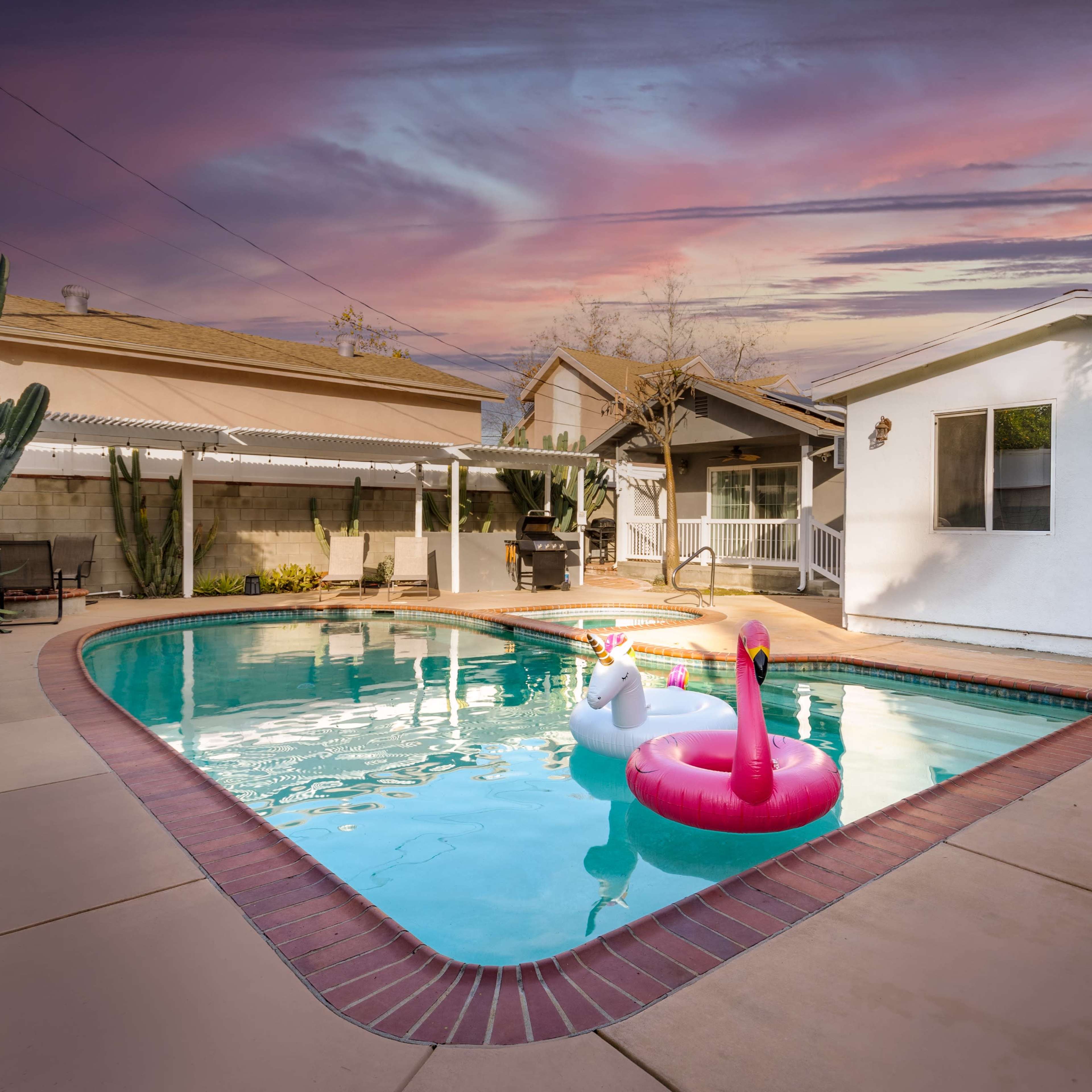 Versatile space with POOL-JACUZZI for Filming & Meetings Near Burbank Image in North Hollywood, Los Angeles, CA
