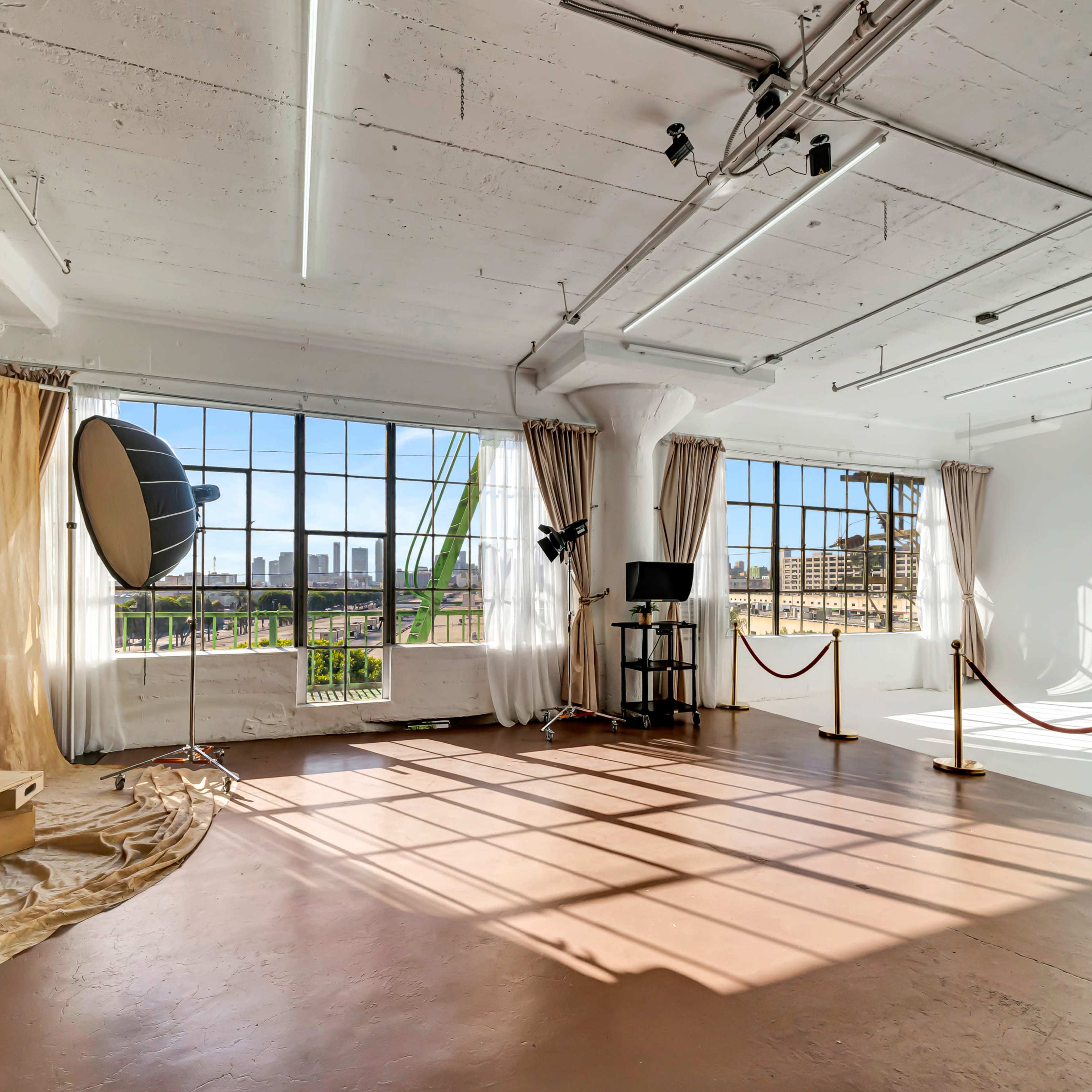 406: Bright Natural Light Cyc Wall Studio w/ Skyline View & FREE LIGHTING/EQUIPMENT! (AC & Heater Available!) Image in Central LA, Los Angeles, CA