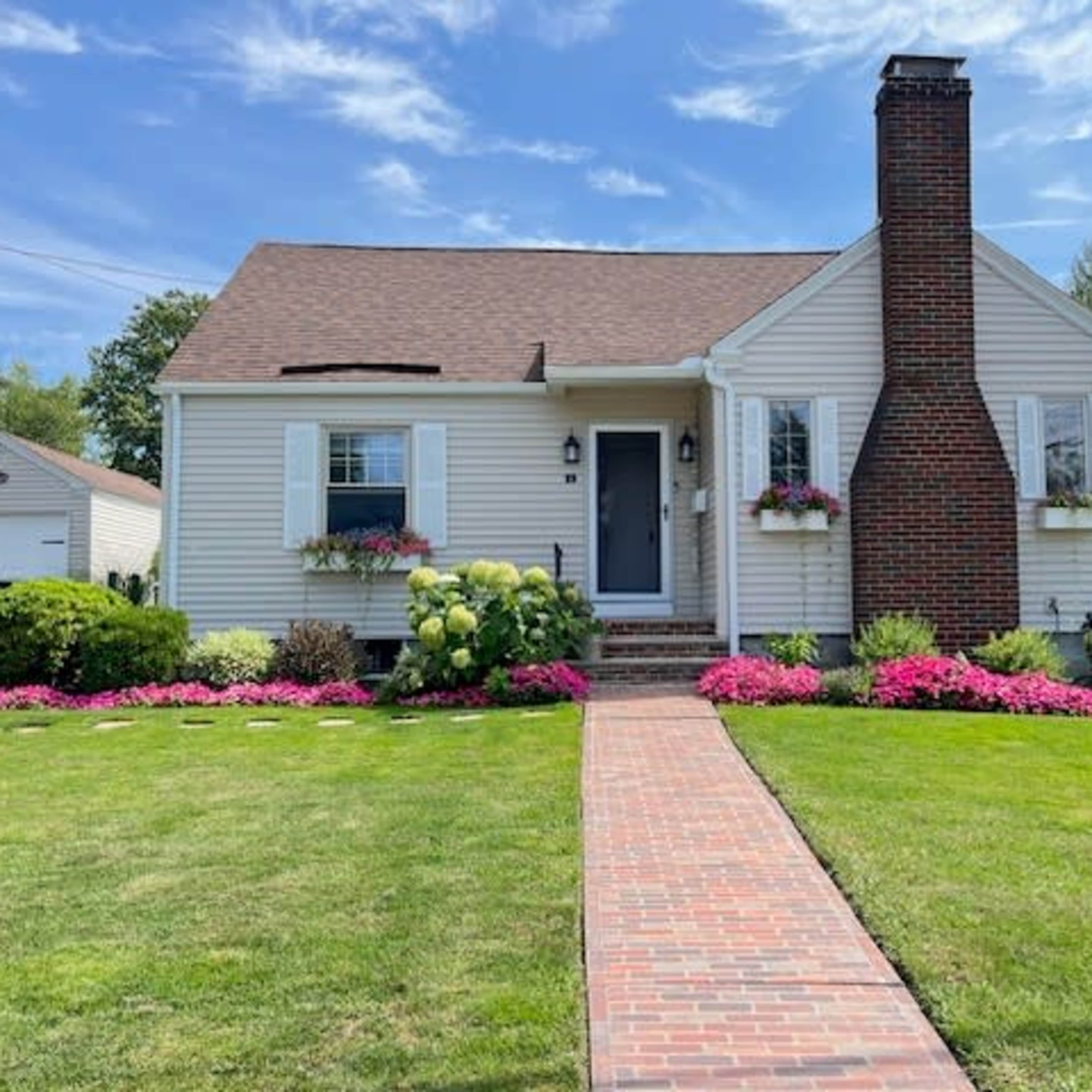 Suburban New England Cottage Image in North Andover, North Andover, MA