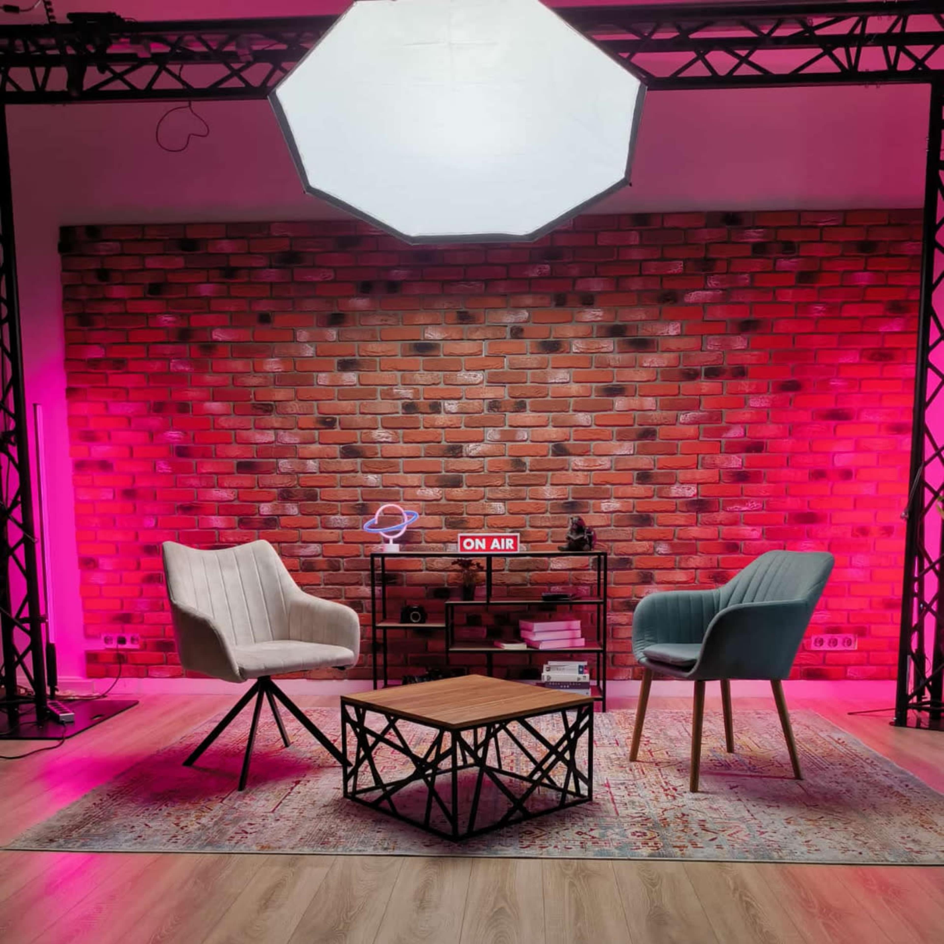Das Fullservice Mietstudio in Köln für Videoproduktion, Livestream und Fotoshooting. Bild in Humboldt/Gremberg, Köln, NRW