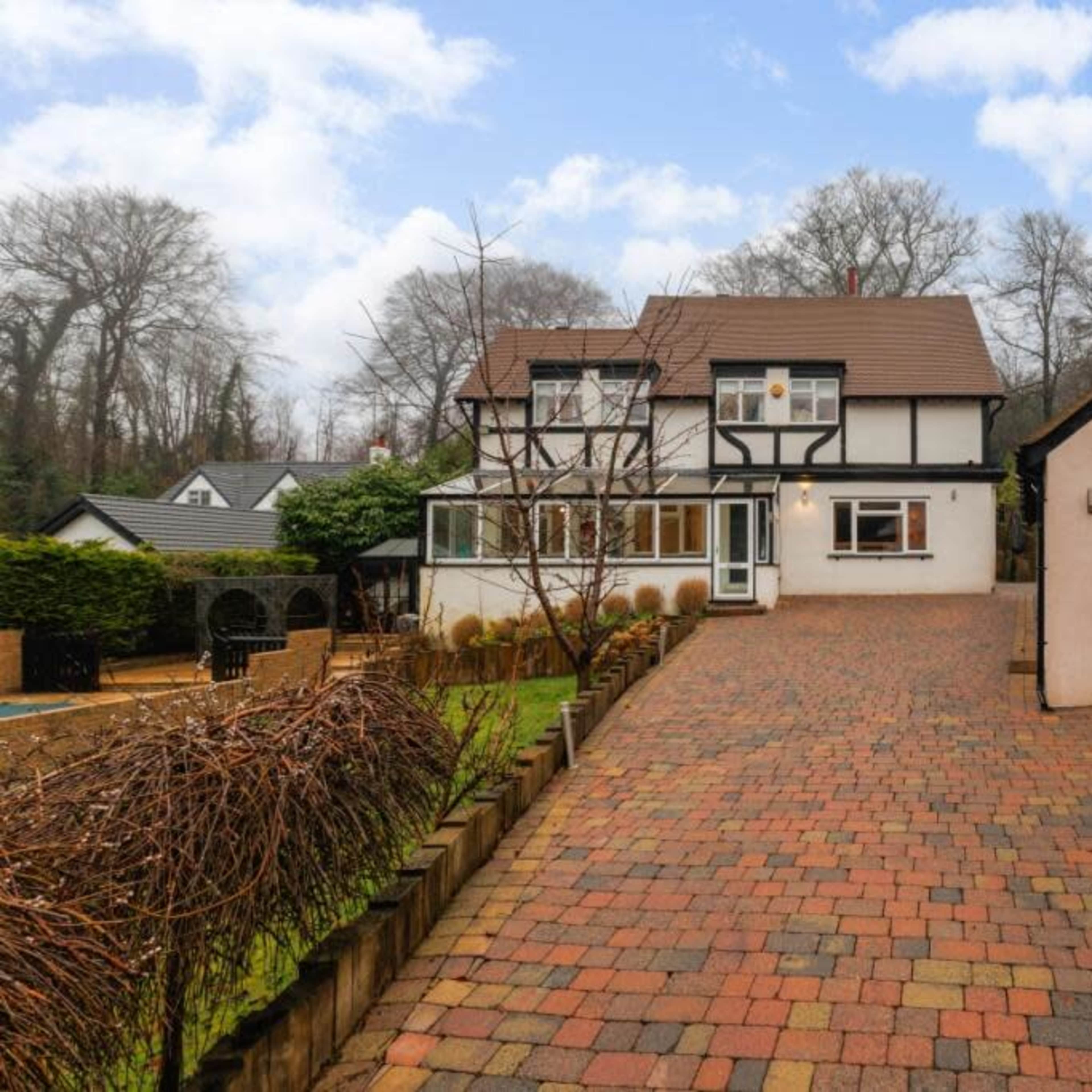 Luxury 5-Bedroom Pool Retreat — Perfect for Shoots & Private Events Image in Caterham Valley, Caterham, England