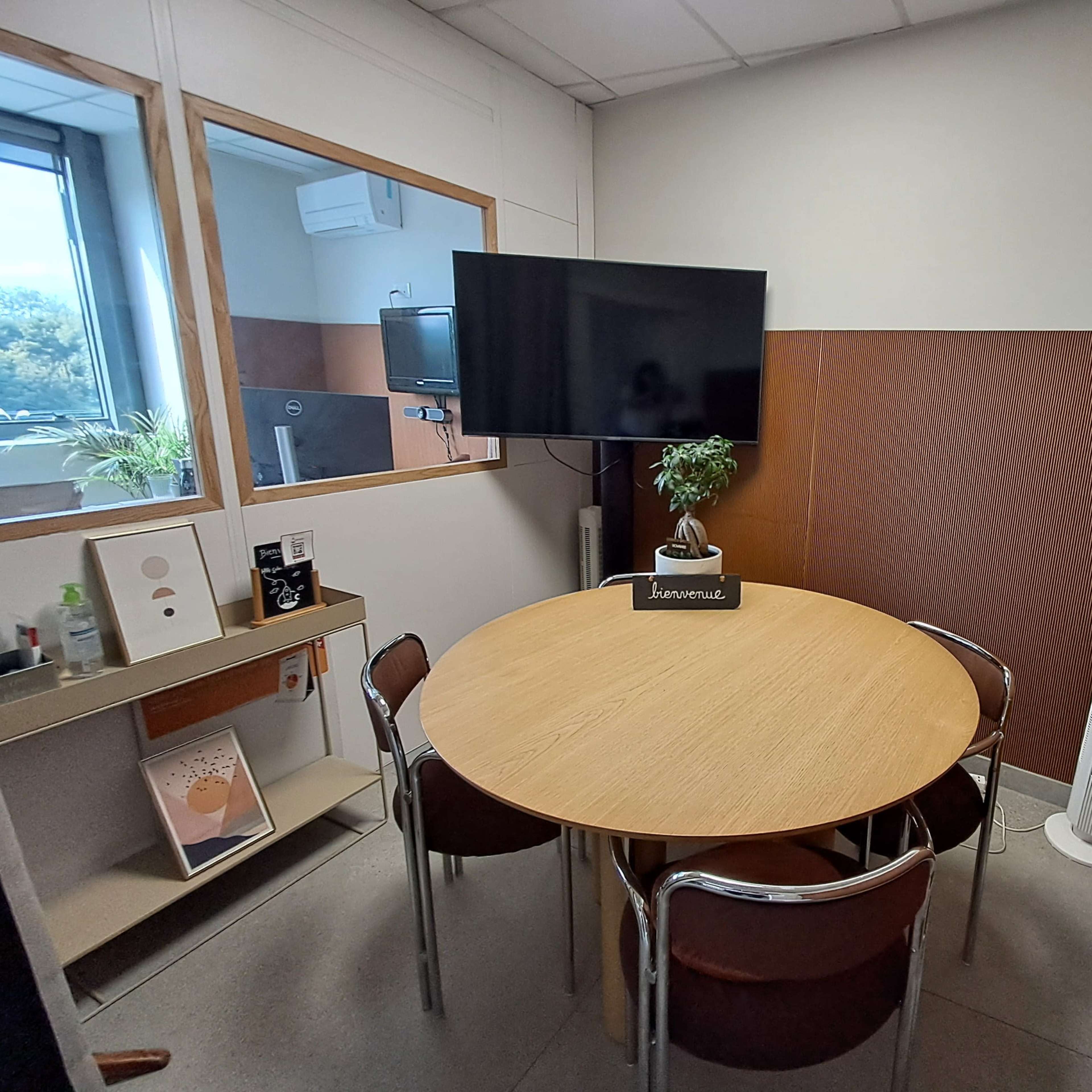 Petite salle de réunion lumineuse, moderne et toute équipée pour 4 personnes à 10 min de Nation - Paris Est Image dans Joinville-le-Pont, Joinville-le-Pont, Île-de-France