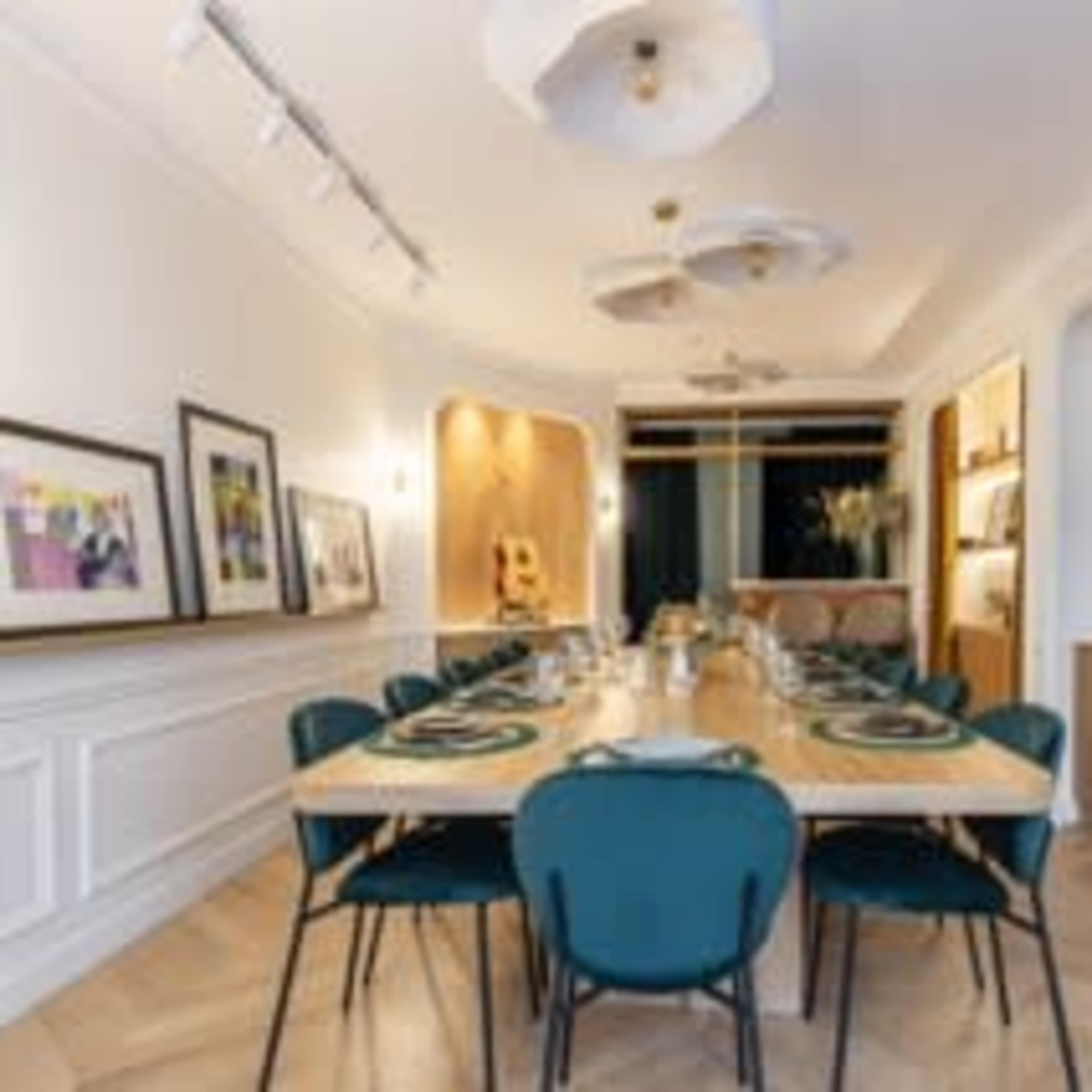 Table privée avec cuisine dans quartier prisé Image dans Quartier du Faubourg-du-Roule, Paris, Île-de-France