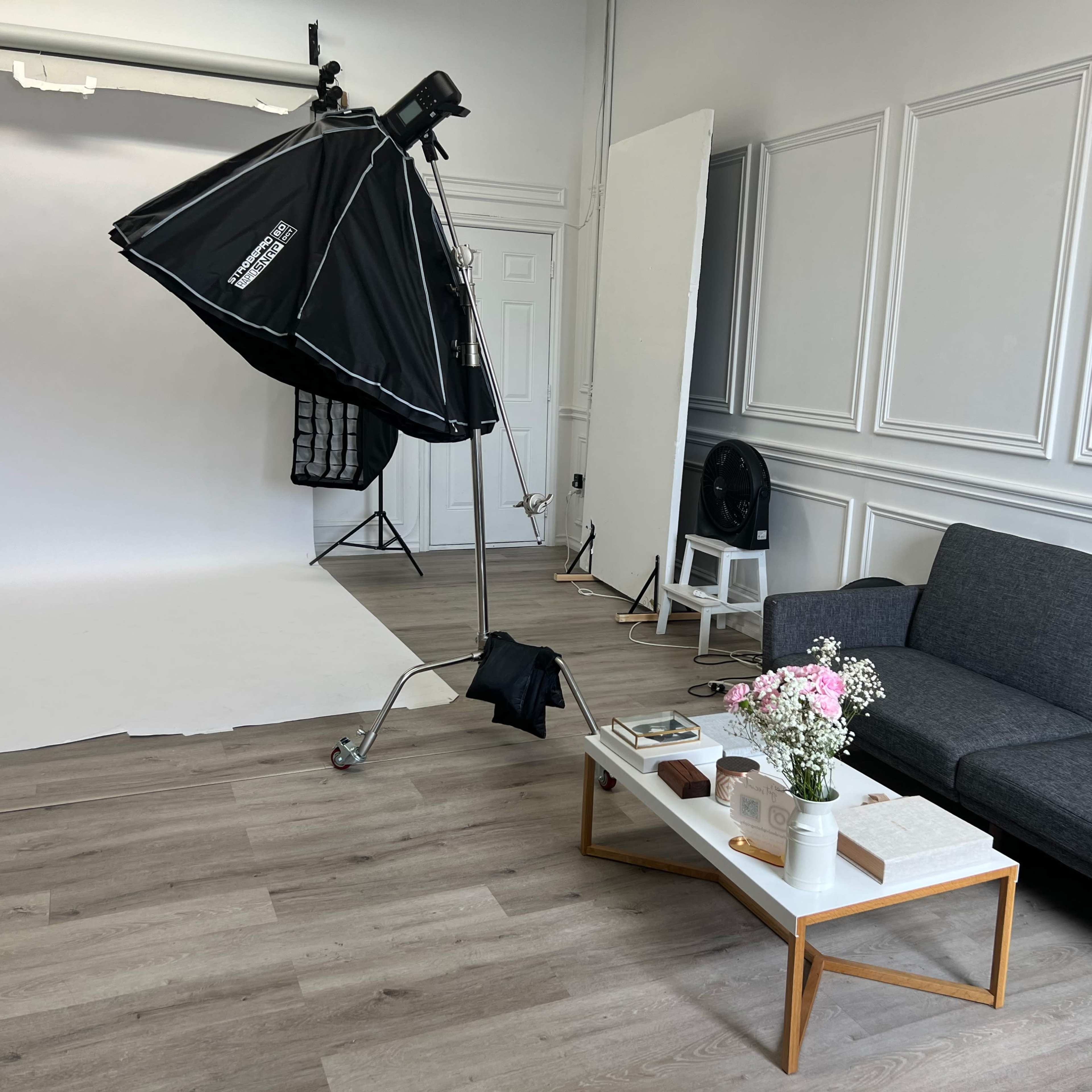 Industrial, urban photography studio with high ceilings and beautiful walls Image in Alderwood, Toronto, ON