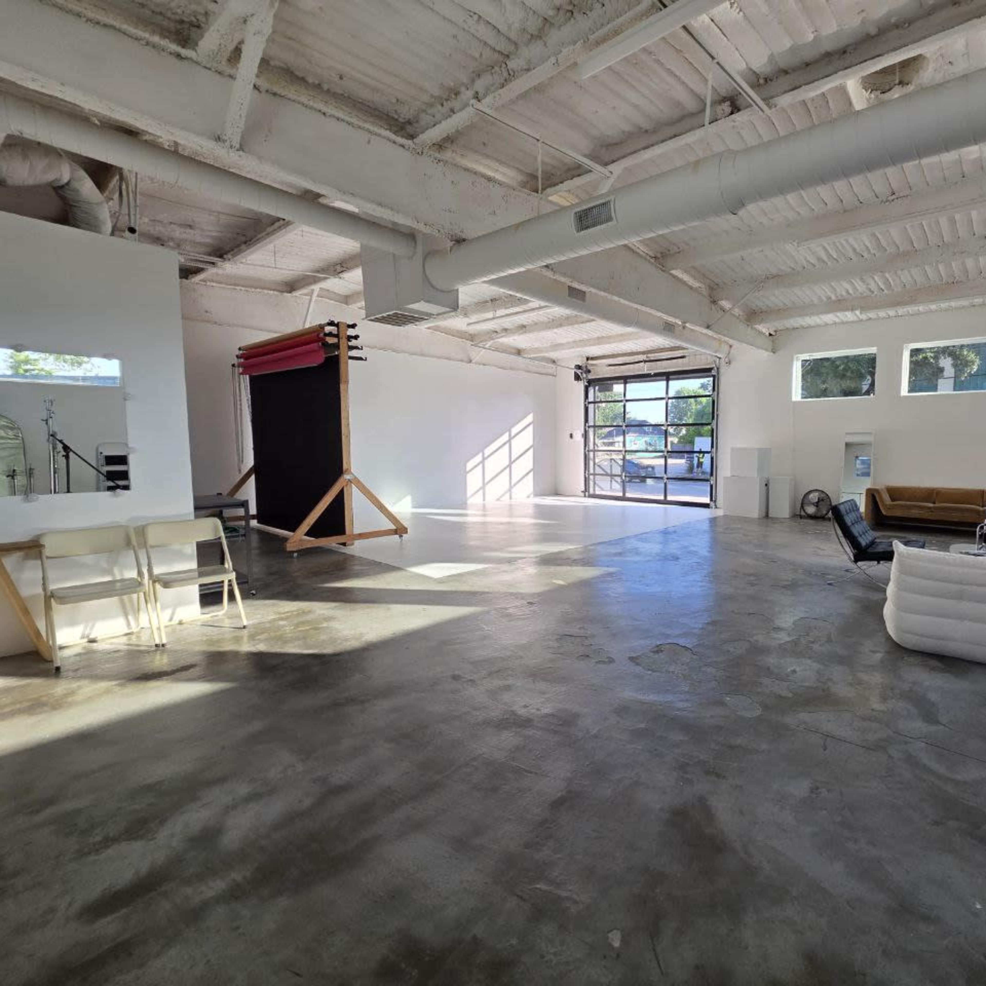Industrial Garage Natural Light Studio Downtown Image in Greater Eastwood, Houston, TX