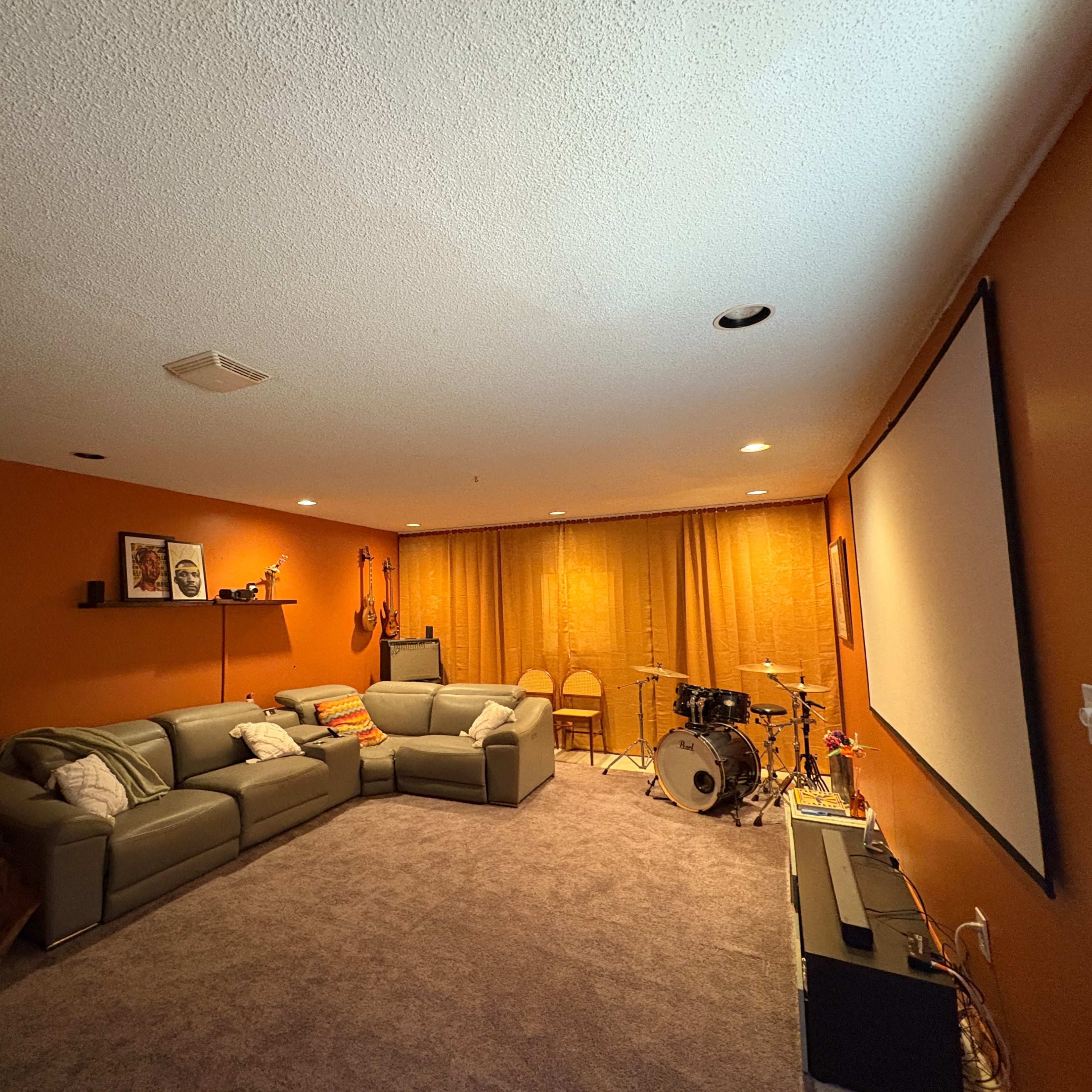 Cozy "Living Room" garage space Image in Wythe, Hampton, VA