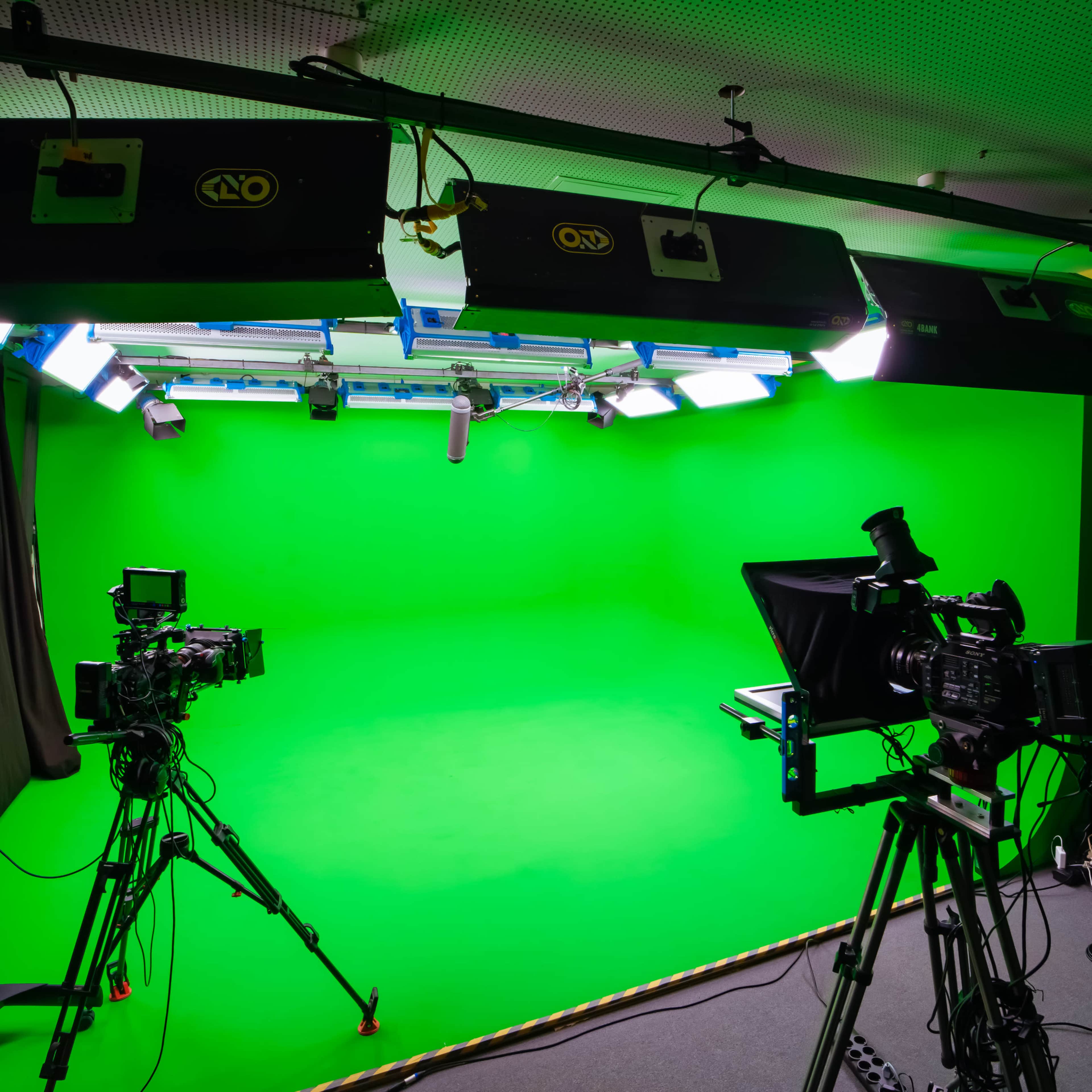 Das Lanizmedia GreenScreenStudio ist ein Fotostudio, visuelles Studio und Filmstudio in München, das professionelle Produktionen für Werbefilme, Imagefilme, Erklärfilme, Produktvideos, Live streaming und vieles mehr ermöglicht. Bild in Unterhaching, Unterhaching, BY
