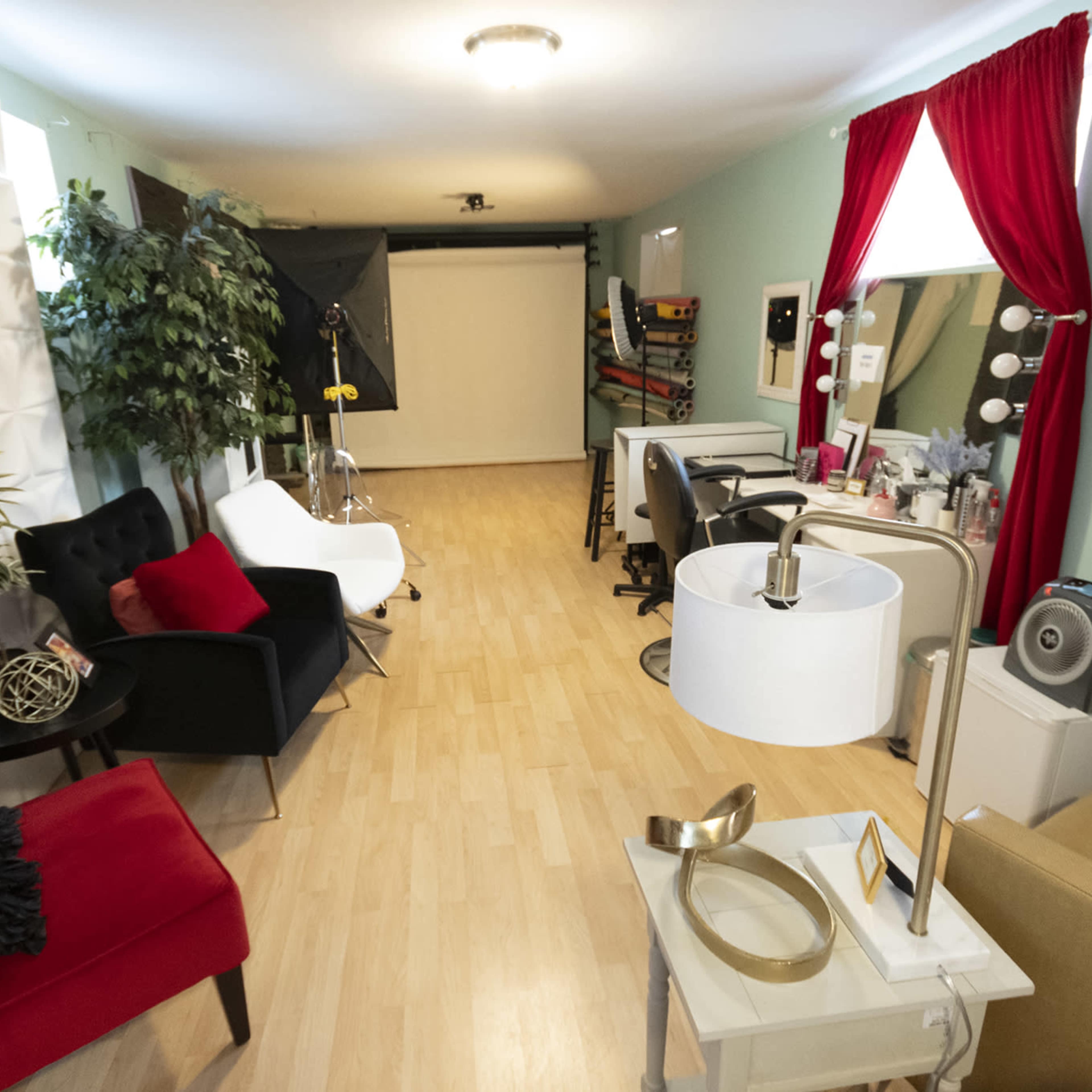 Cozy Modern Studio w/Lush Property for Indoor & Outdoor Shooting Image in Sisco Heights, Arlington, WA
