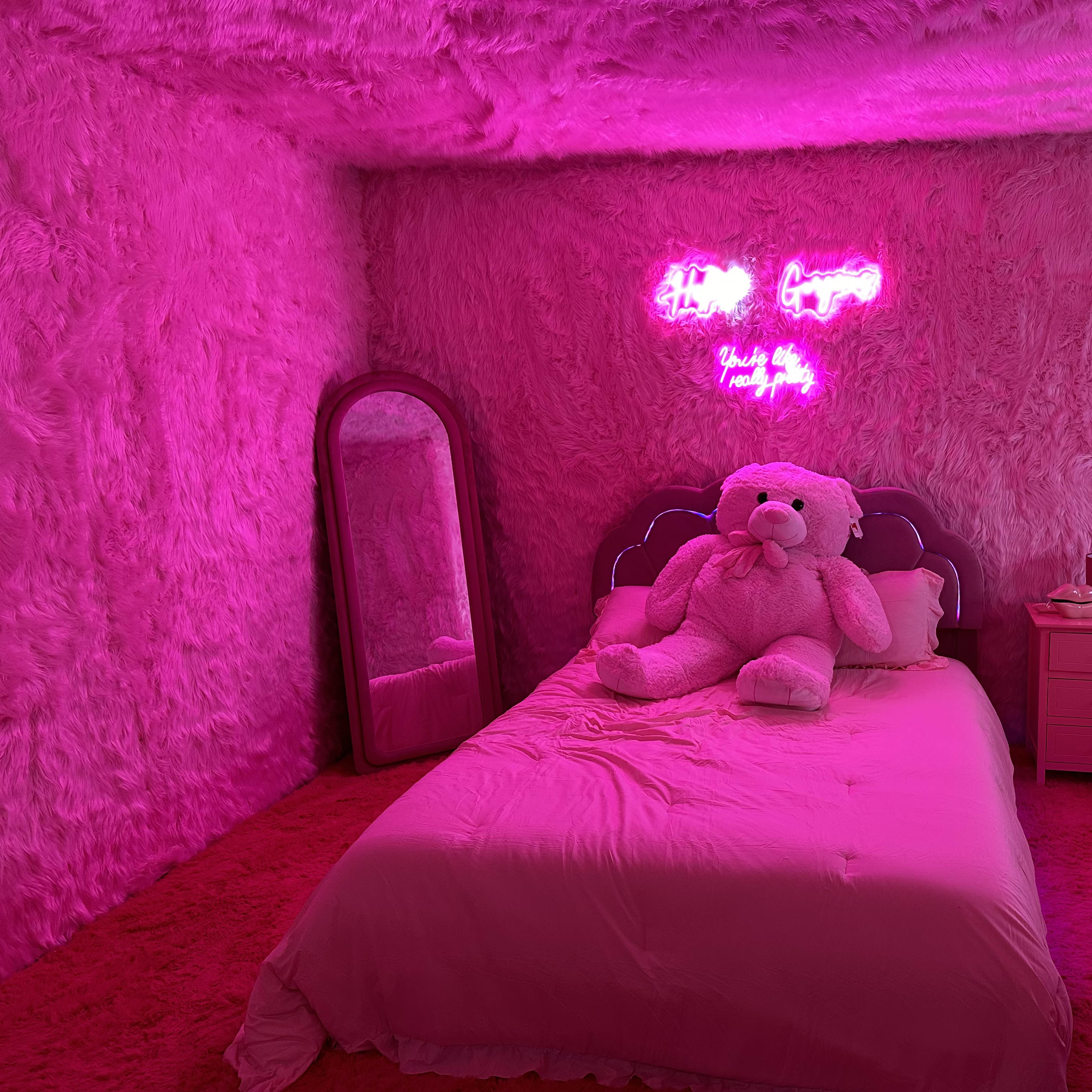 DA PINK ROOM Image in Gretna, Gretna, LA