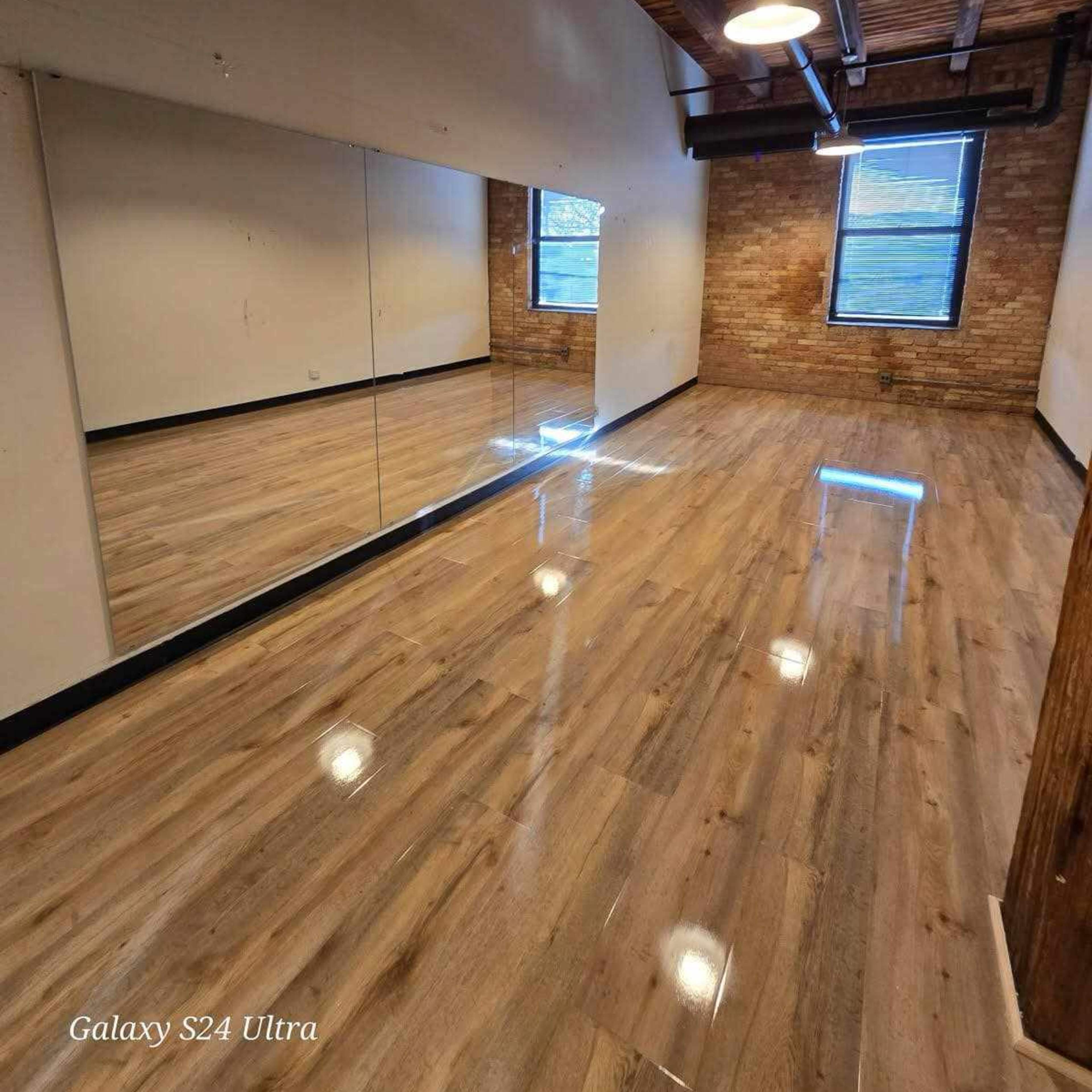 Cheap Dance Room Goose Island Image in Near North Side, Chicago, IL
