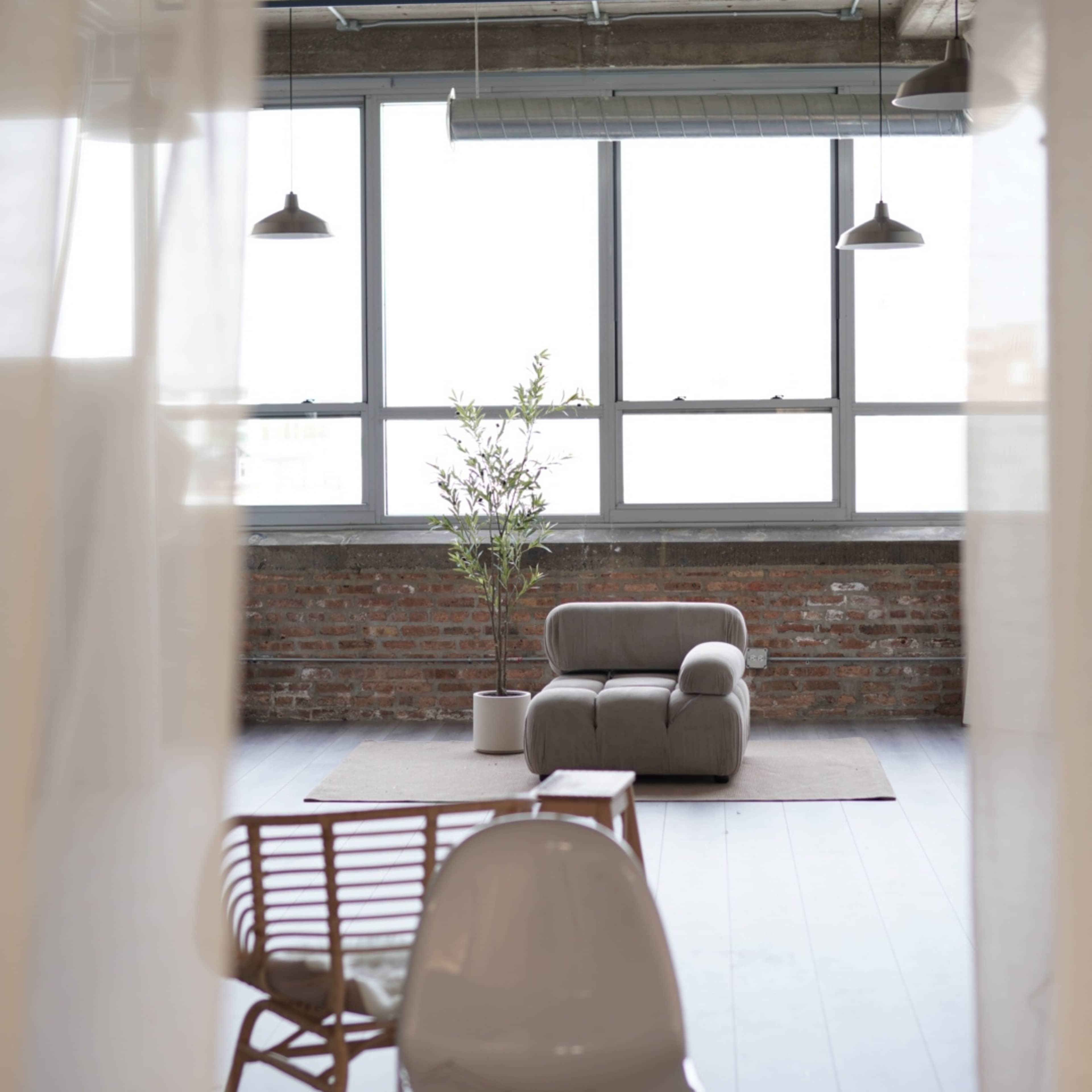 Aesthetic, minimalistic, daylight-filled, spacious, fully-equipped, bright, modern Photo studio in Ravenswood. Image in Uptown, Chicago, IL