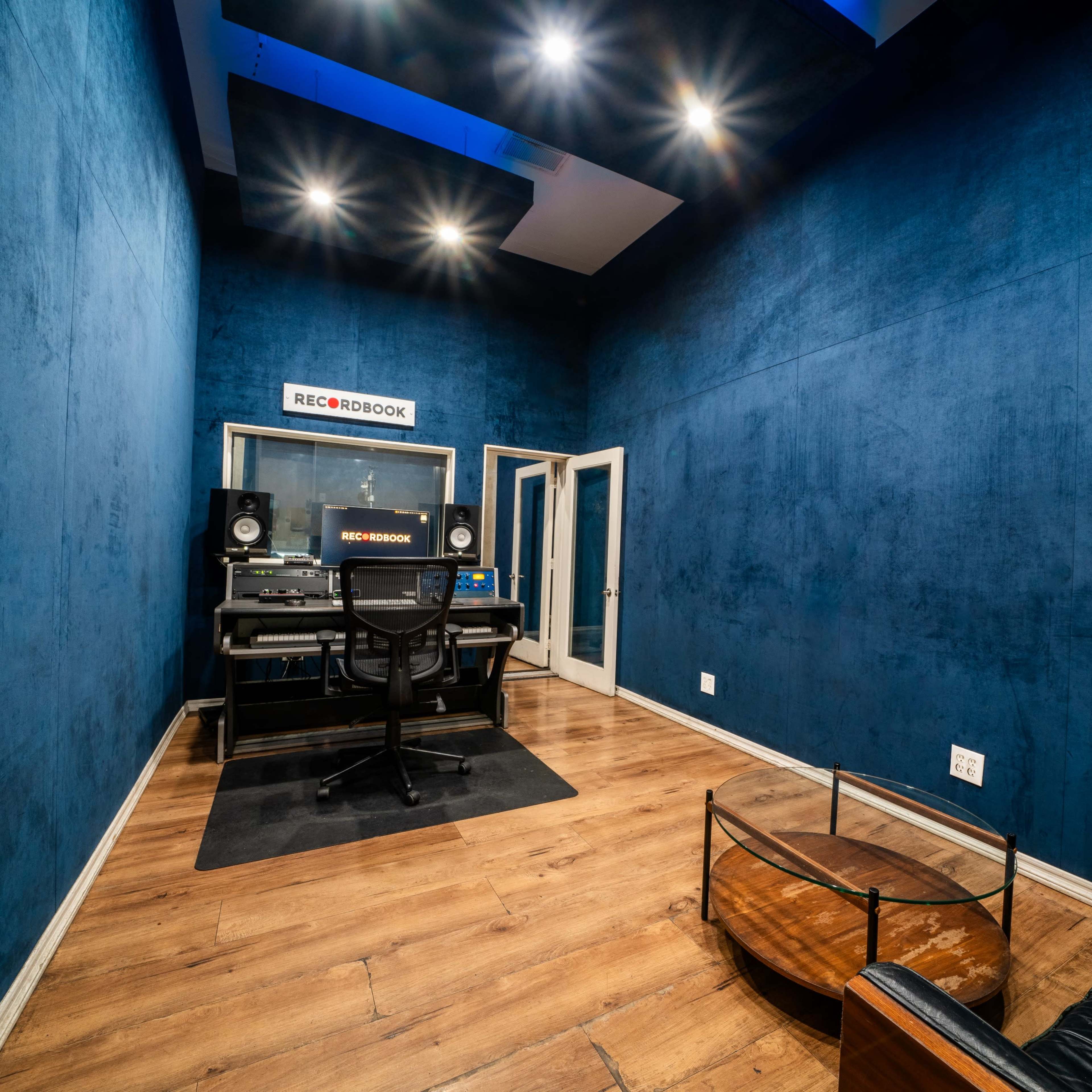 Cozy Recording Studio Image in Sun Valley, Los Angeles, CA