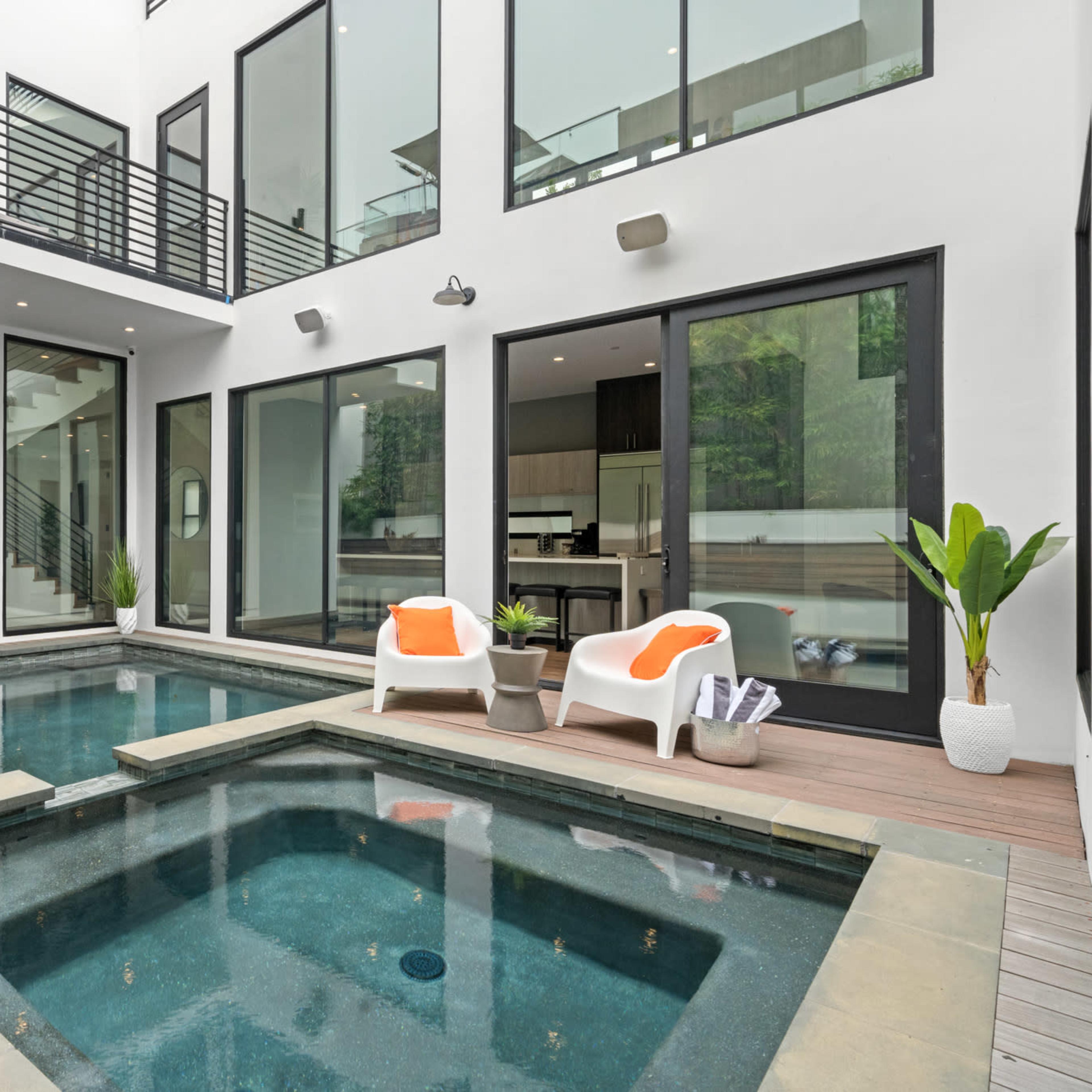 4bd 5bth Modern House w/massive rooftop, pool/spa, golf, arcade & sauna. Image in Venice, Los Angeles, CA