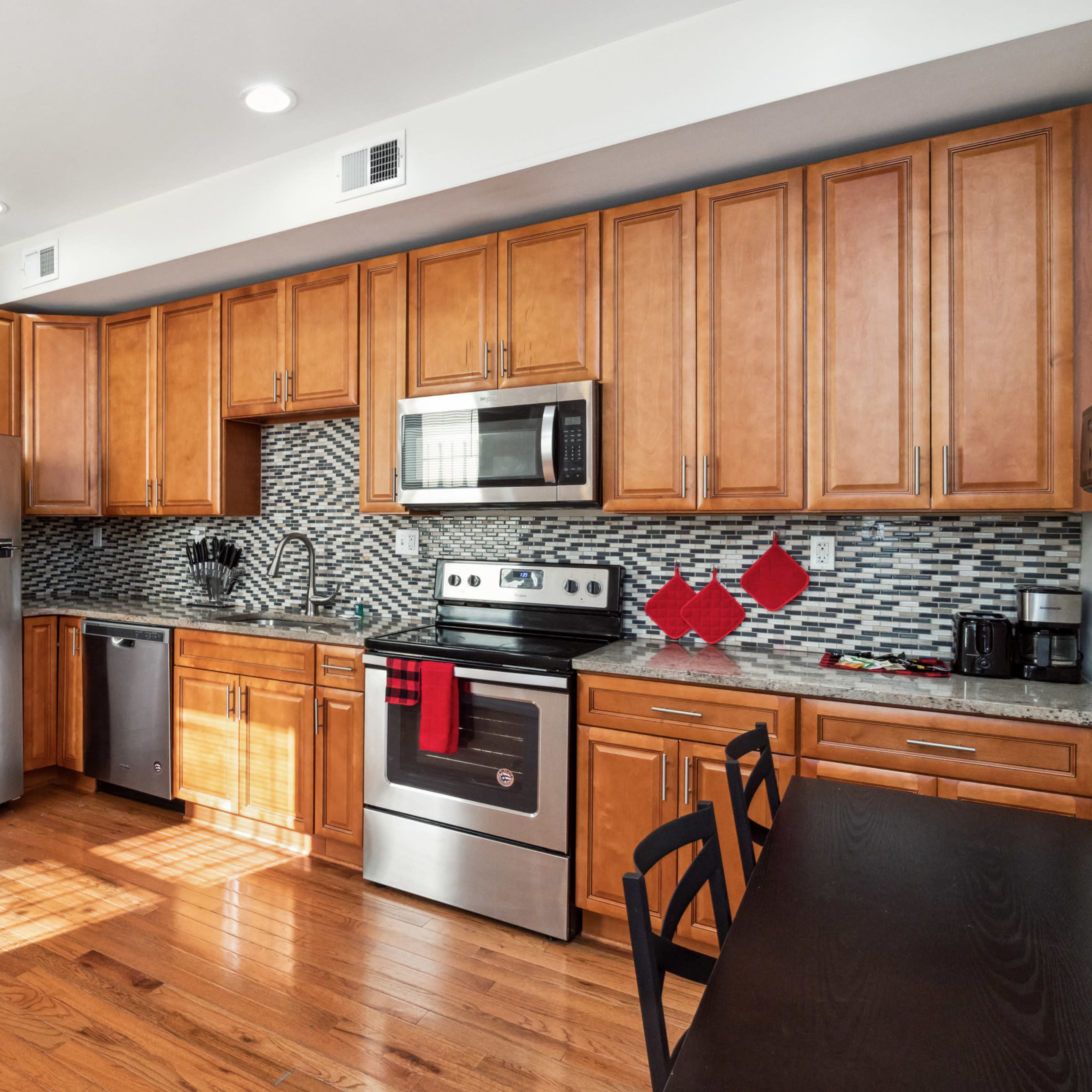 Milton Manor: W/D, Free Wi-Fi, Free Parking Image in McElderry Park, Baltimore, MD