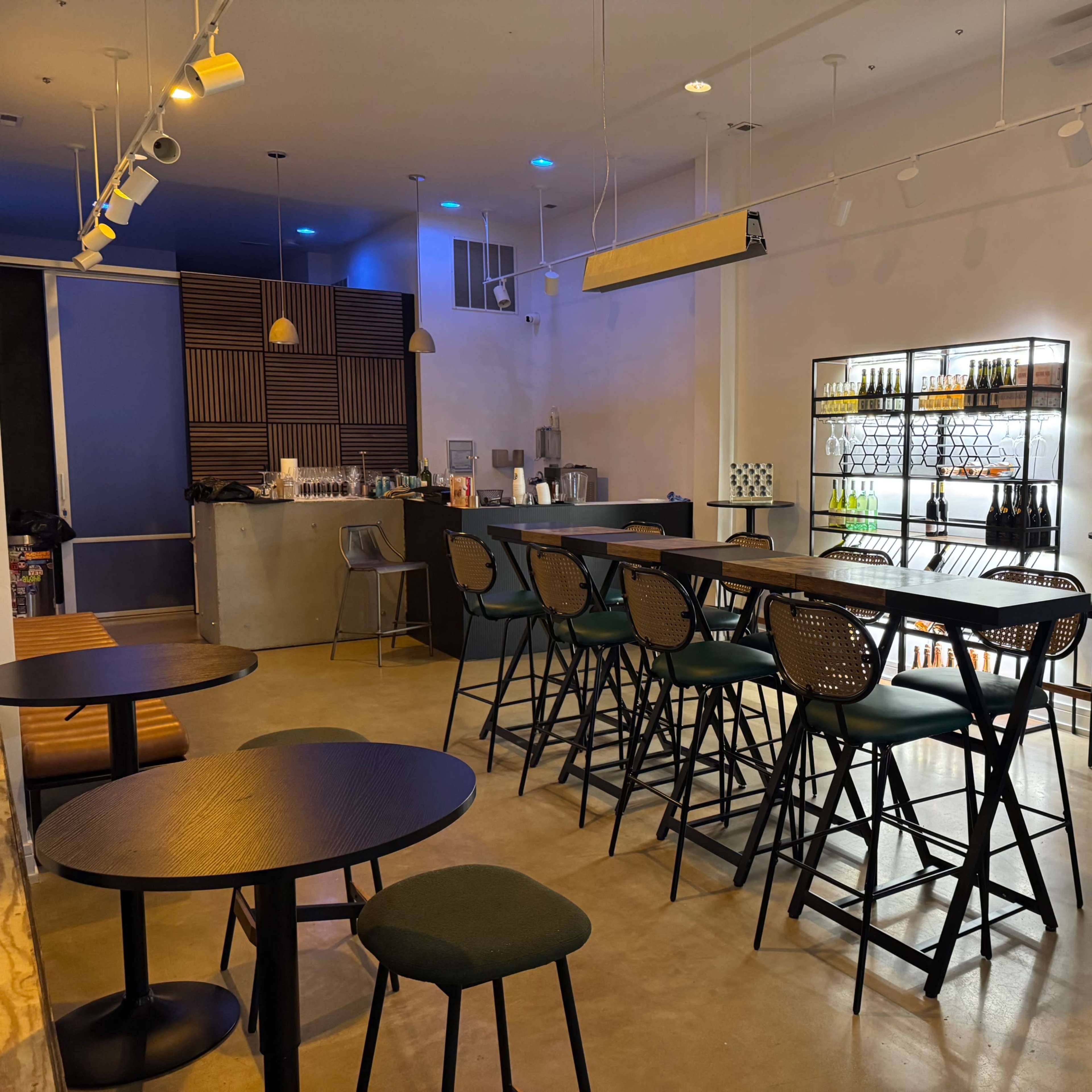 Non-Alcoholic Wine Shop for Meetings & Mixers Image in West Town, Chicago, IL
