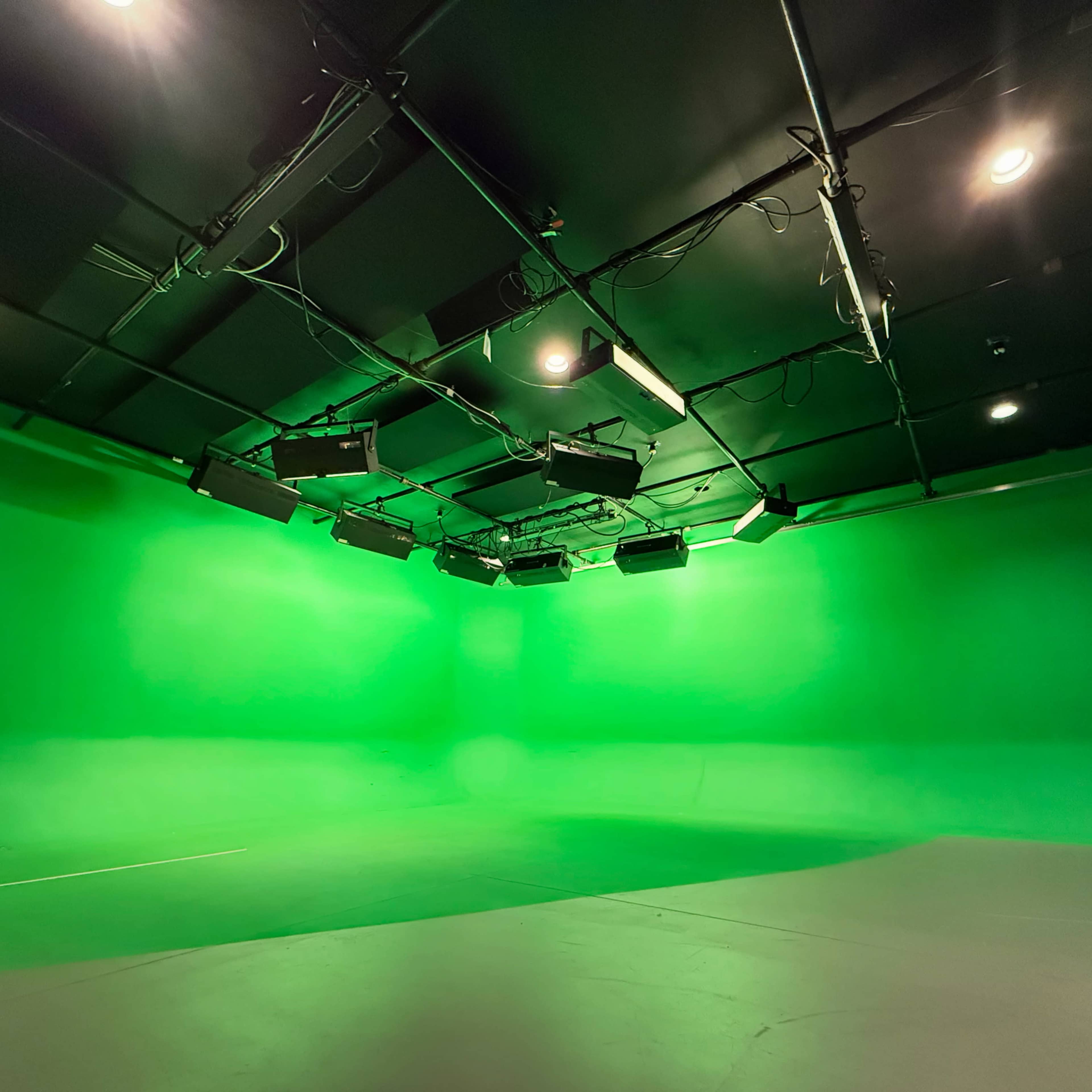 Cyclorama Studio | Green & White Walls Image in East Pikeland Township, Phoenixville, PA