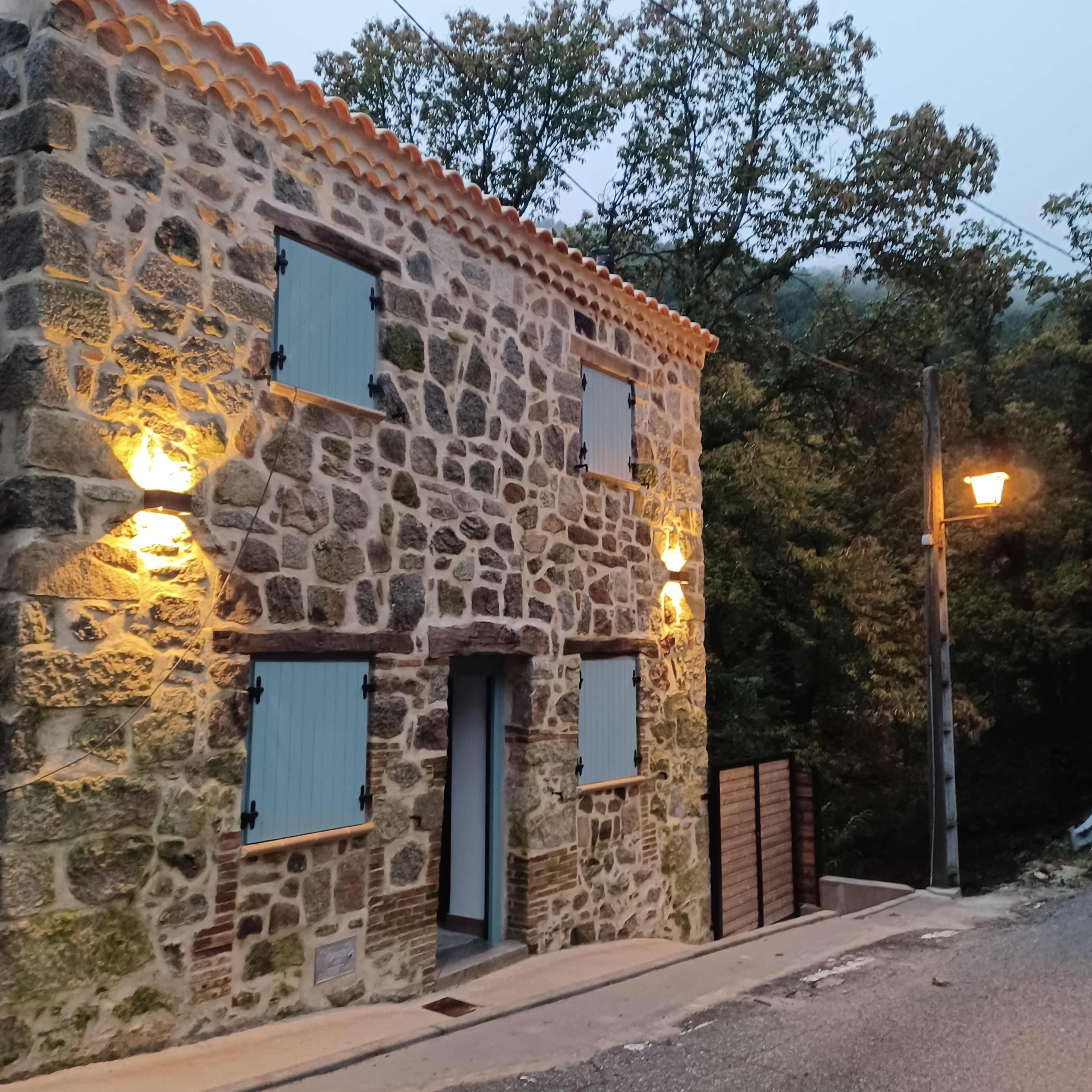 Casa de montaña con vistas a bosque y arroyo en las afueras de pueblo pequeño Imagen en Casillas, Casillas, CL