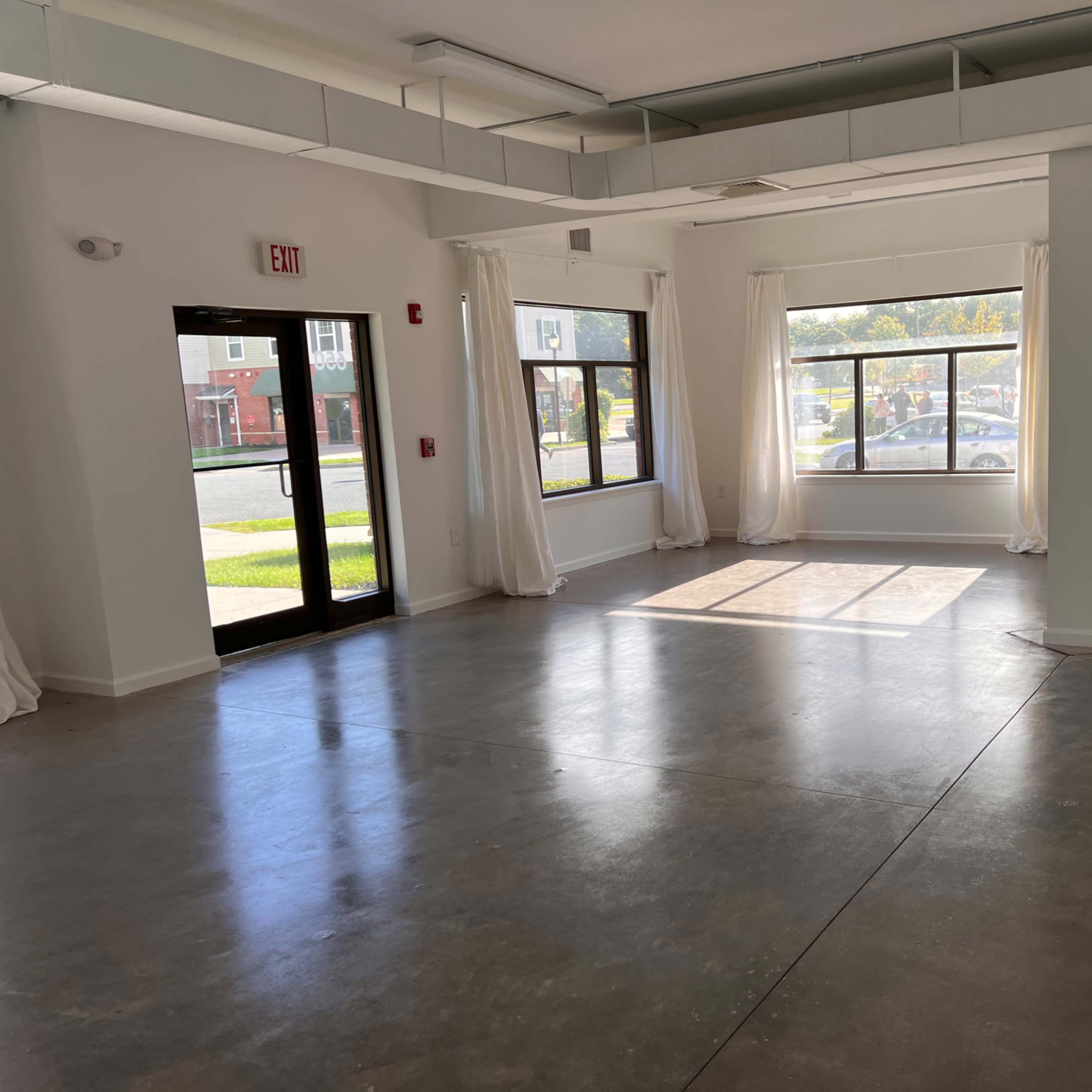 Empty Studio with Natural Light Image in Brookhaven, Coram, NY