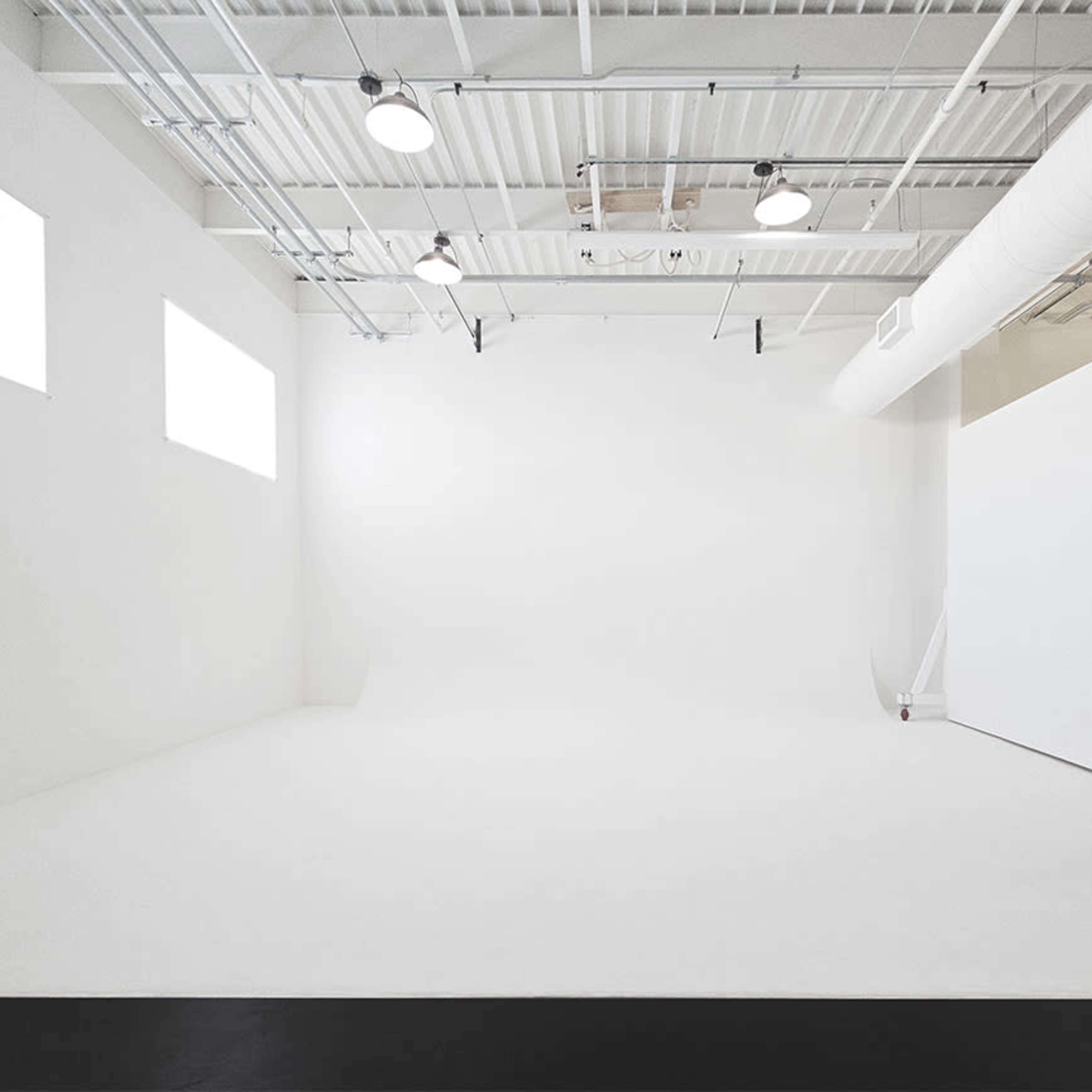 Production Studio White Infinity Wall Natural Light Image in Dayton's Bluff, Saint Paul, MN