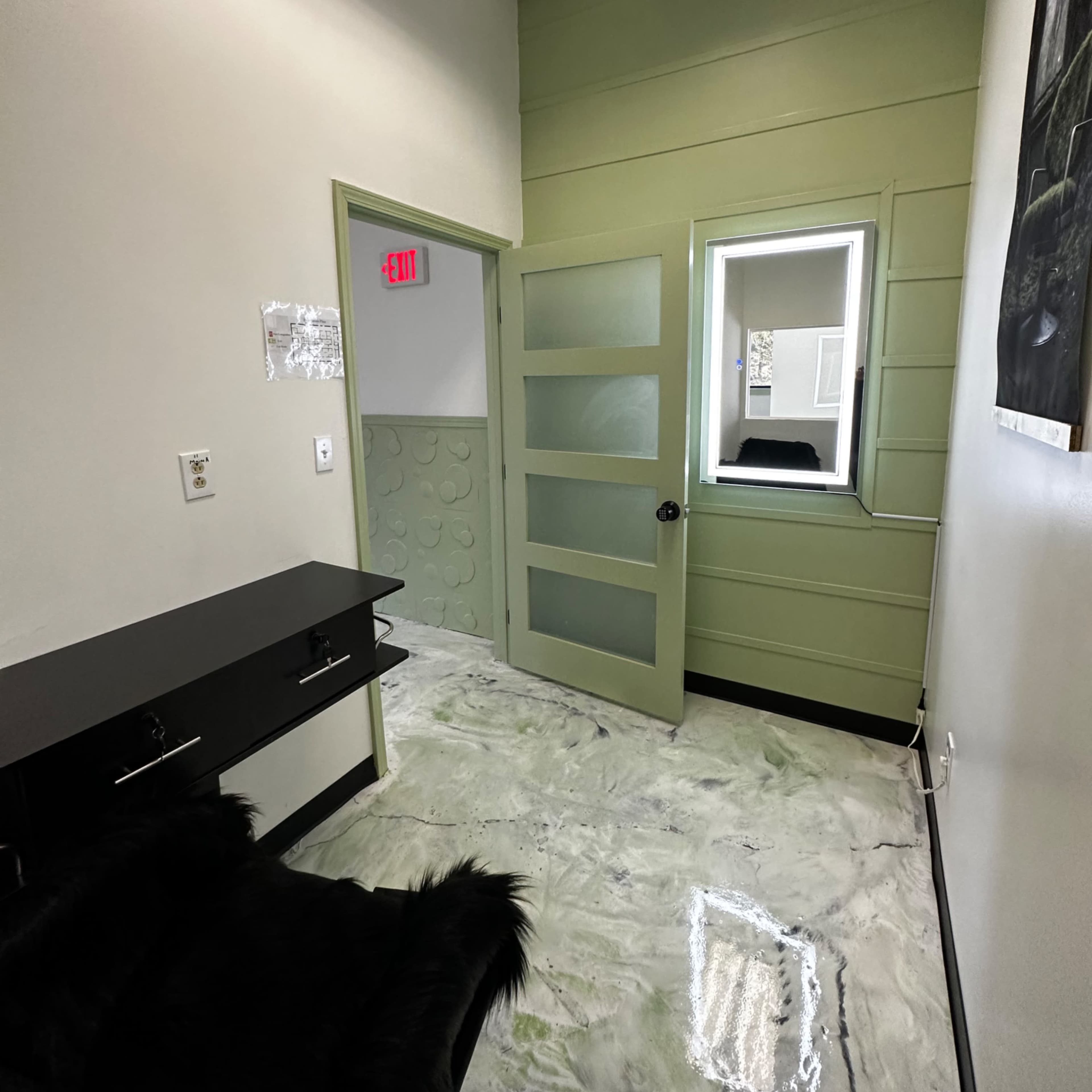 Chic Salon Suite Near ATL Airport Perfect For Stylist & Content Creators Image in Hapeville, Hapeville, GA