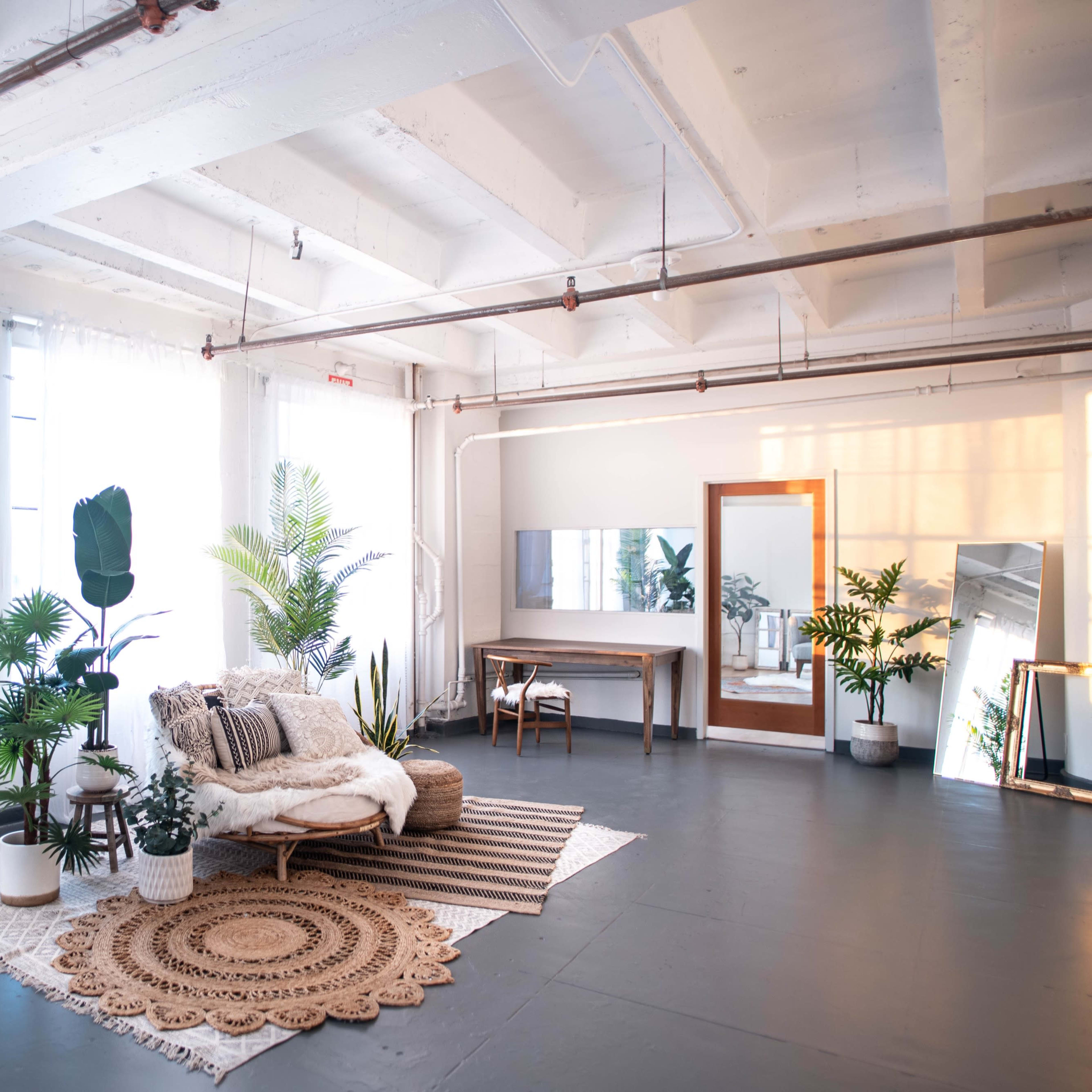 Skyline Grand: DTLA Loft 1200 Sq Ft with High Ceilings, West-Facing Floor to Ceiling Windows Image in Central LA, Los Angeles, CA