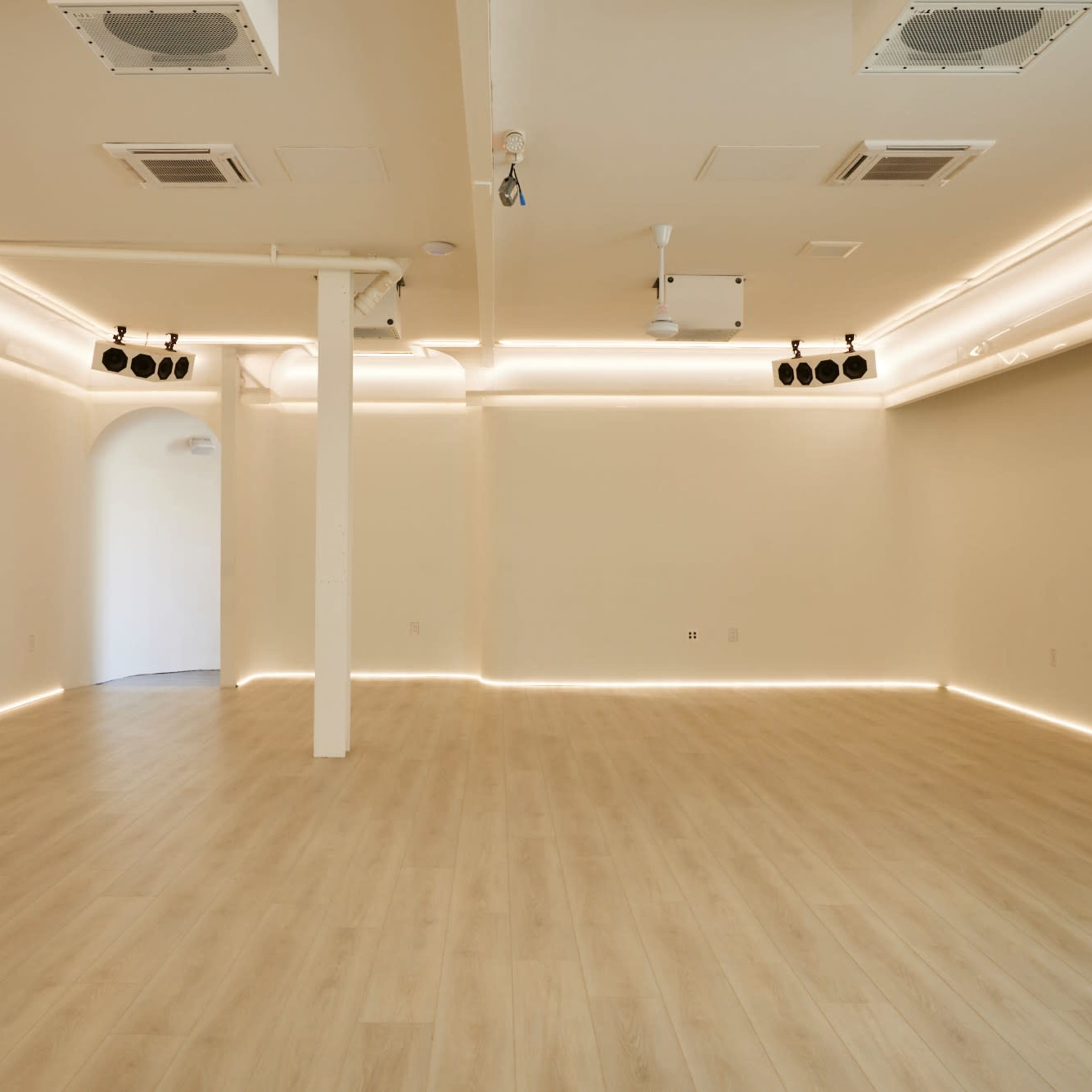 Soundproof White Loft Studio with High Ceilings in Greenpoint Image in Greenpoint, Brooklyn, NY