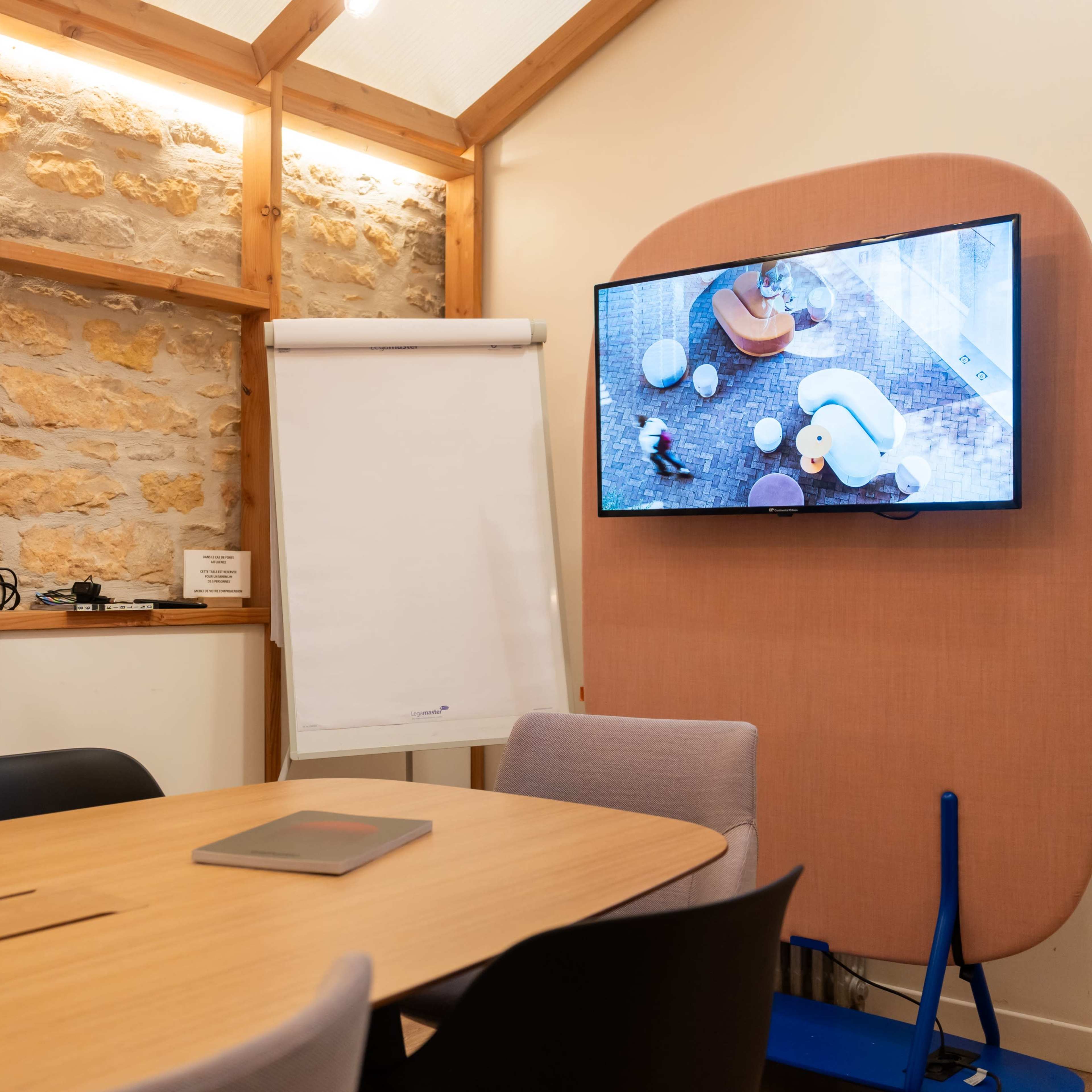 Salle de réunion de 12m2 en café coworking à Lyon Image dans Terreaux - Bat d'argent, Lyon, Auvergne-Rhône-Alpes