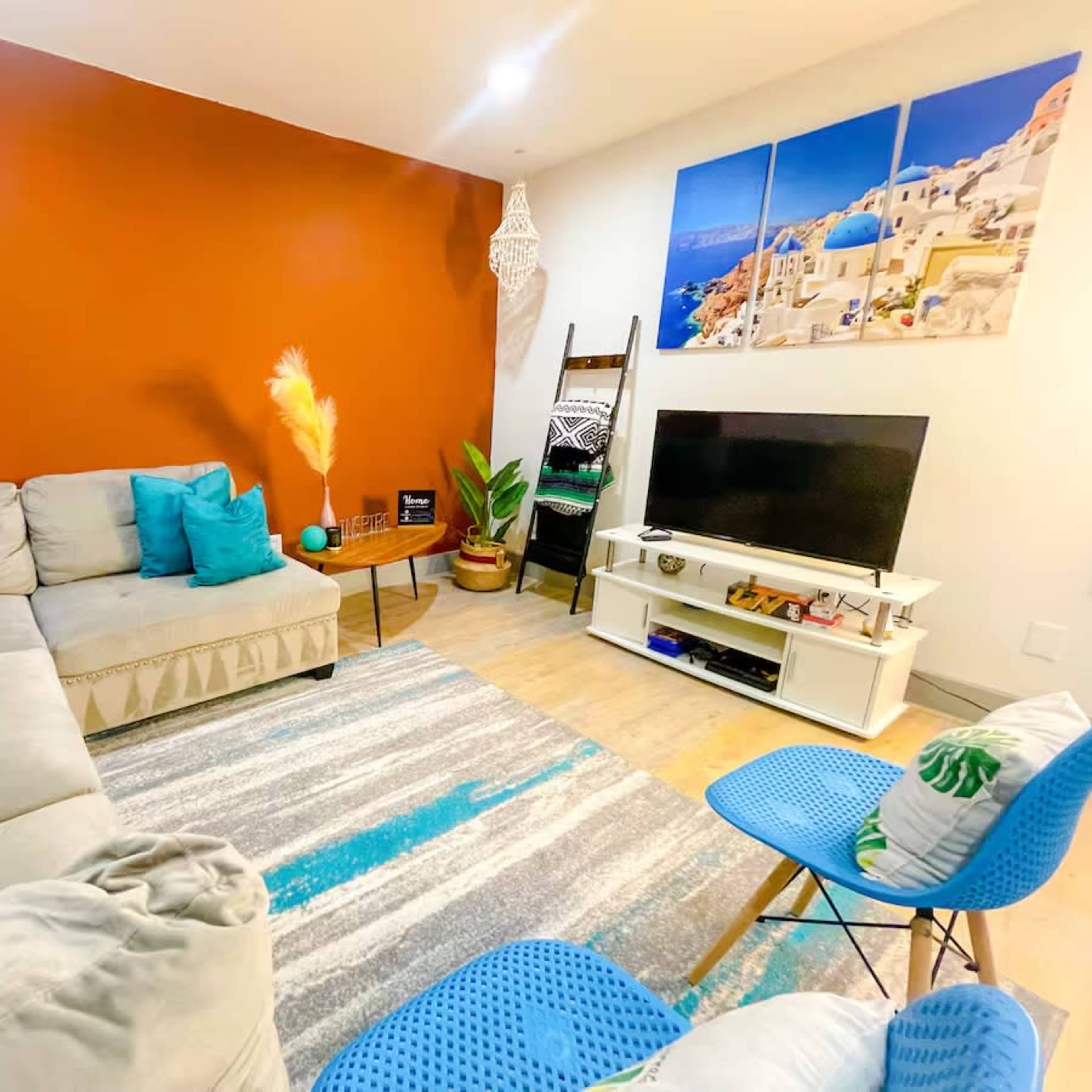 Lifestyle Trendy Santorini Content Suite - Montrose/Midtown Image in Montrose, Houston, TX