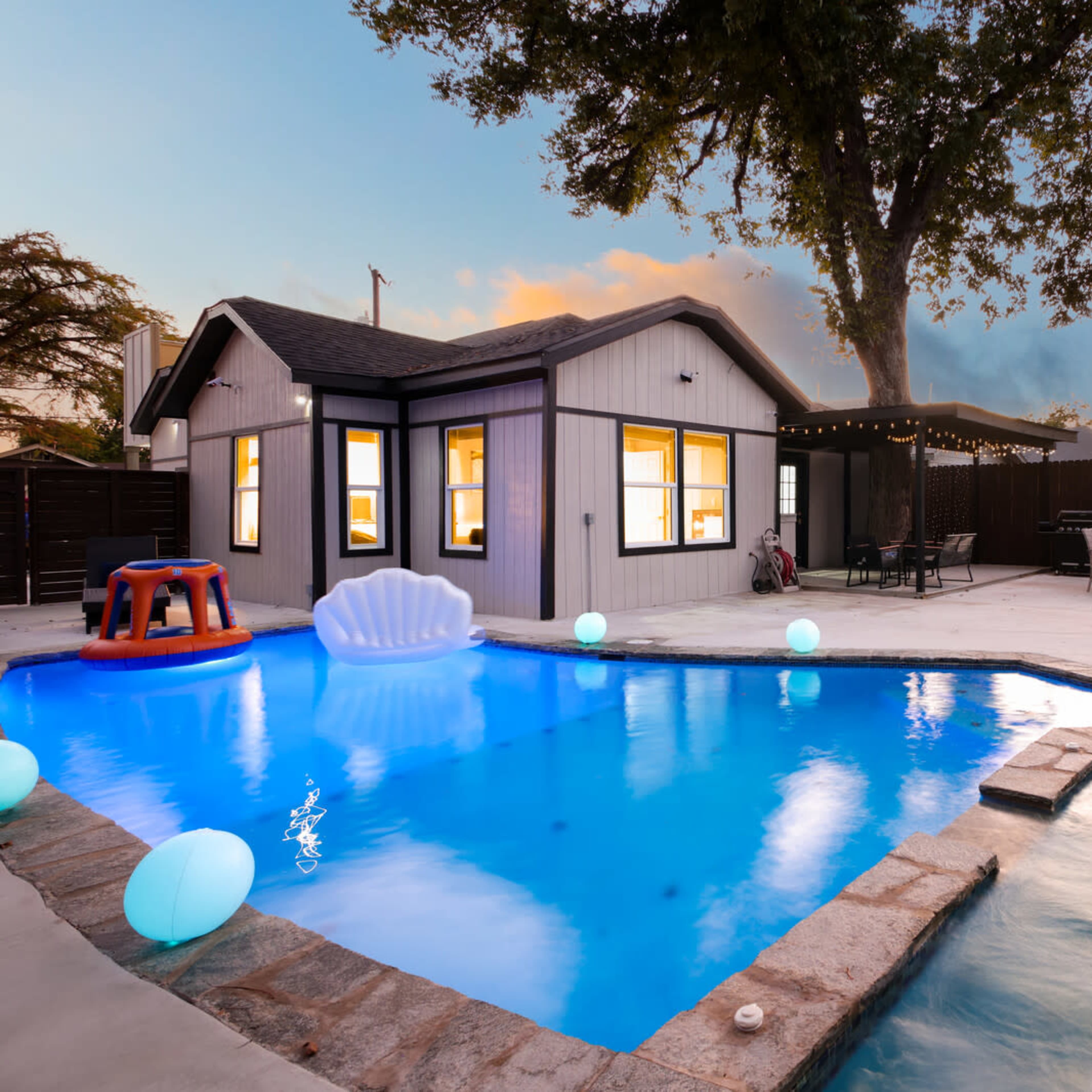 Entire Luxury Home with Heated Pool & Hot tub, 10 min downtown Image in Near Northwest, San Antonio, TX