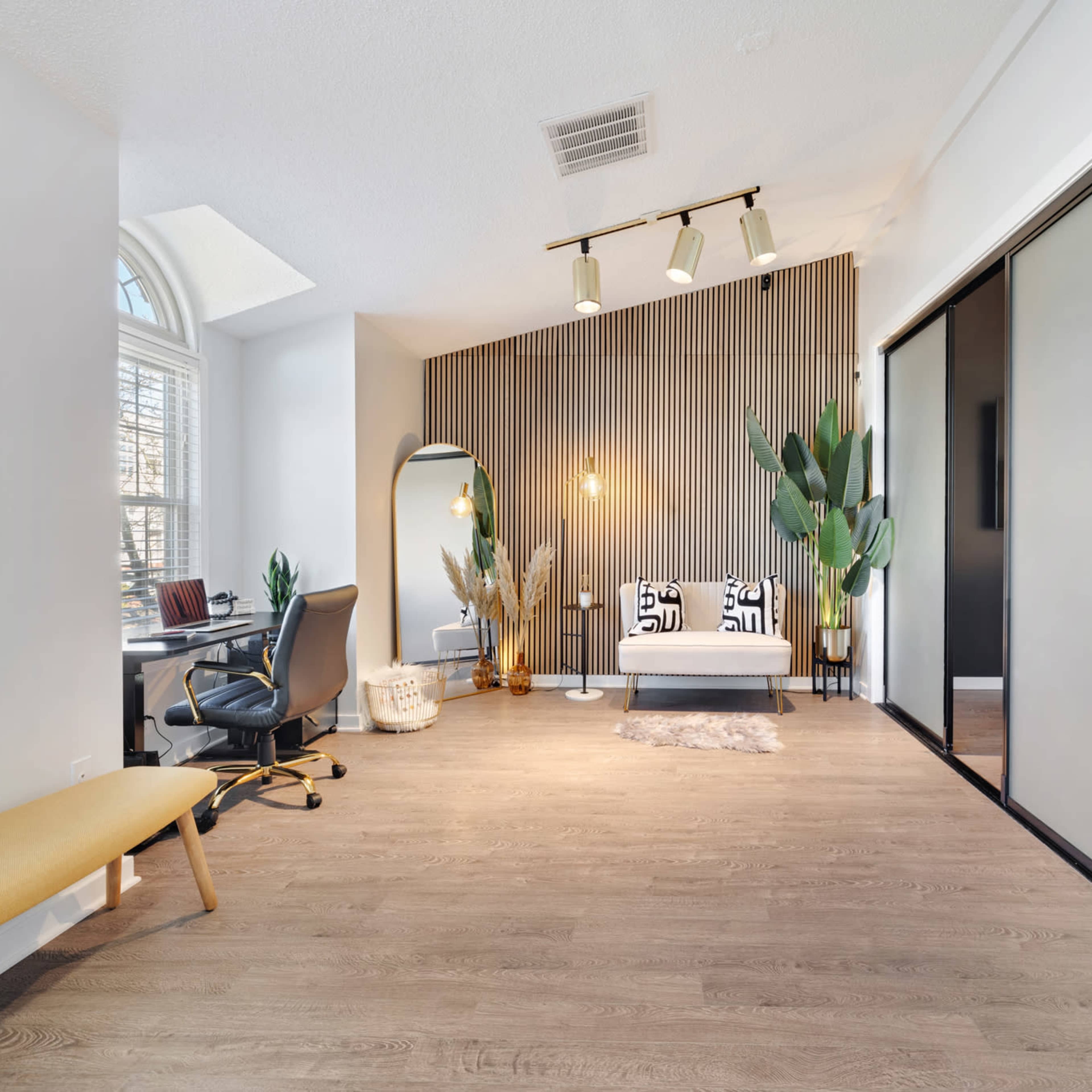 Luxury Lounge with Natural Light and Free Parking Image in Laurel, Laurel, MD