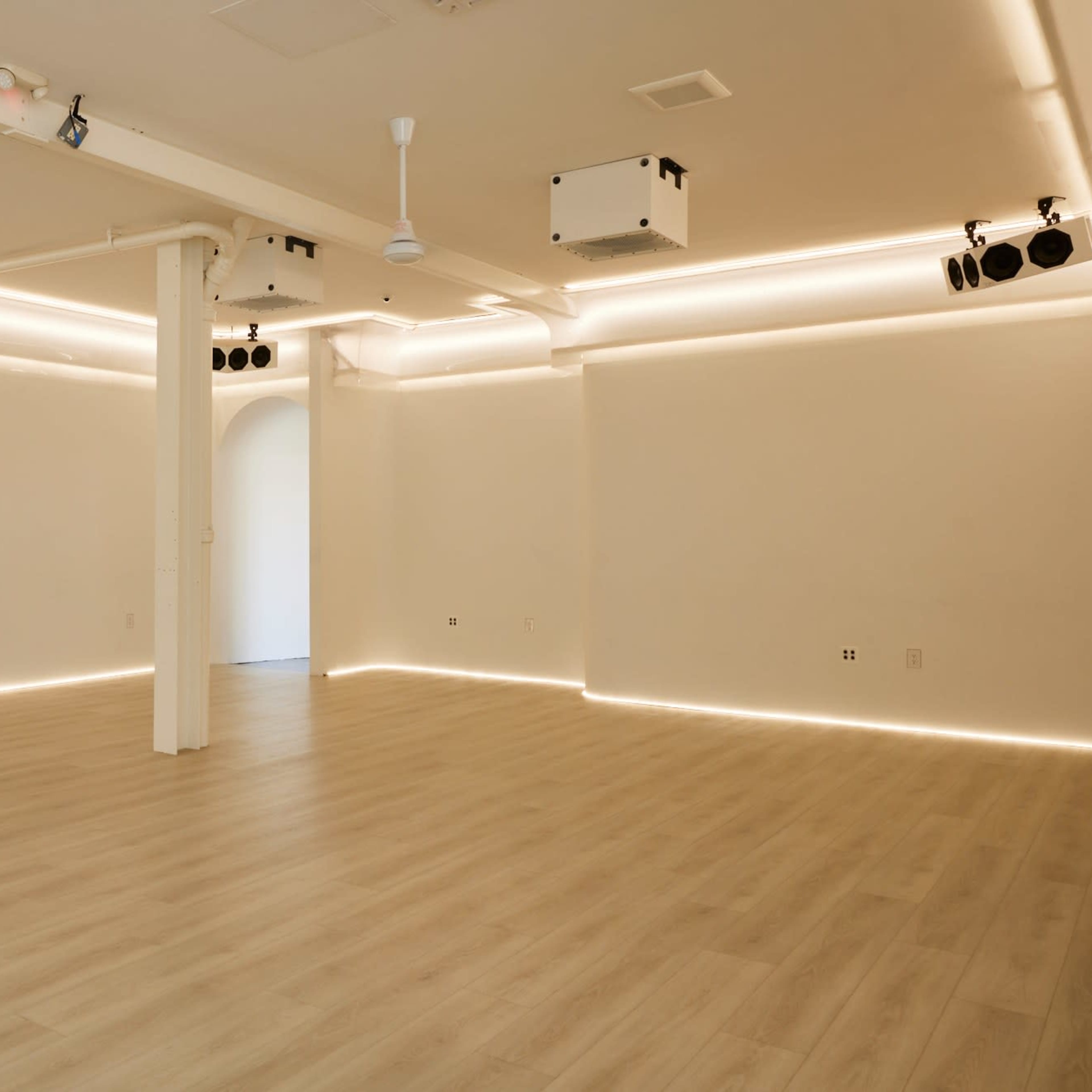 Soundproof White Loft Studio with High Ceilings in Greenpoint Image in Greenpoint, Brooklyn, NY