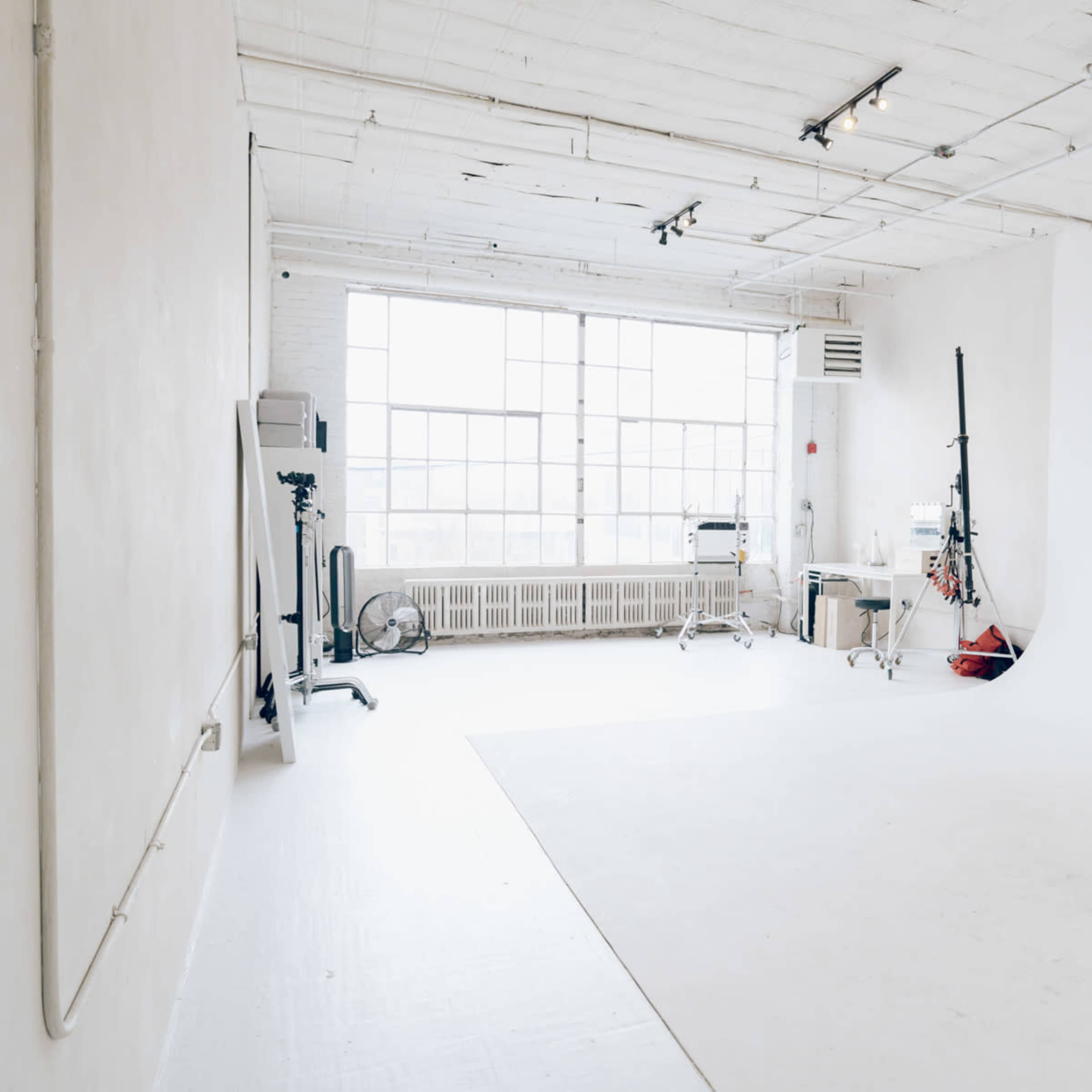 Bushwick Premium Studio — CYC Wall & Full Lighting Kit Image in Bushwick, Brooklyn, NY