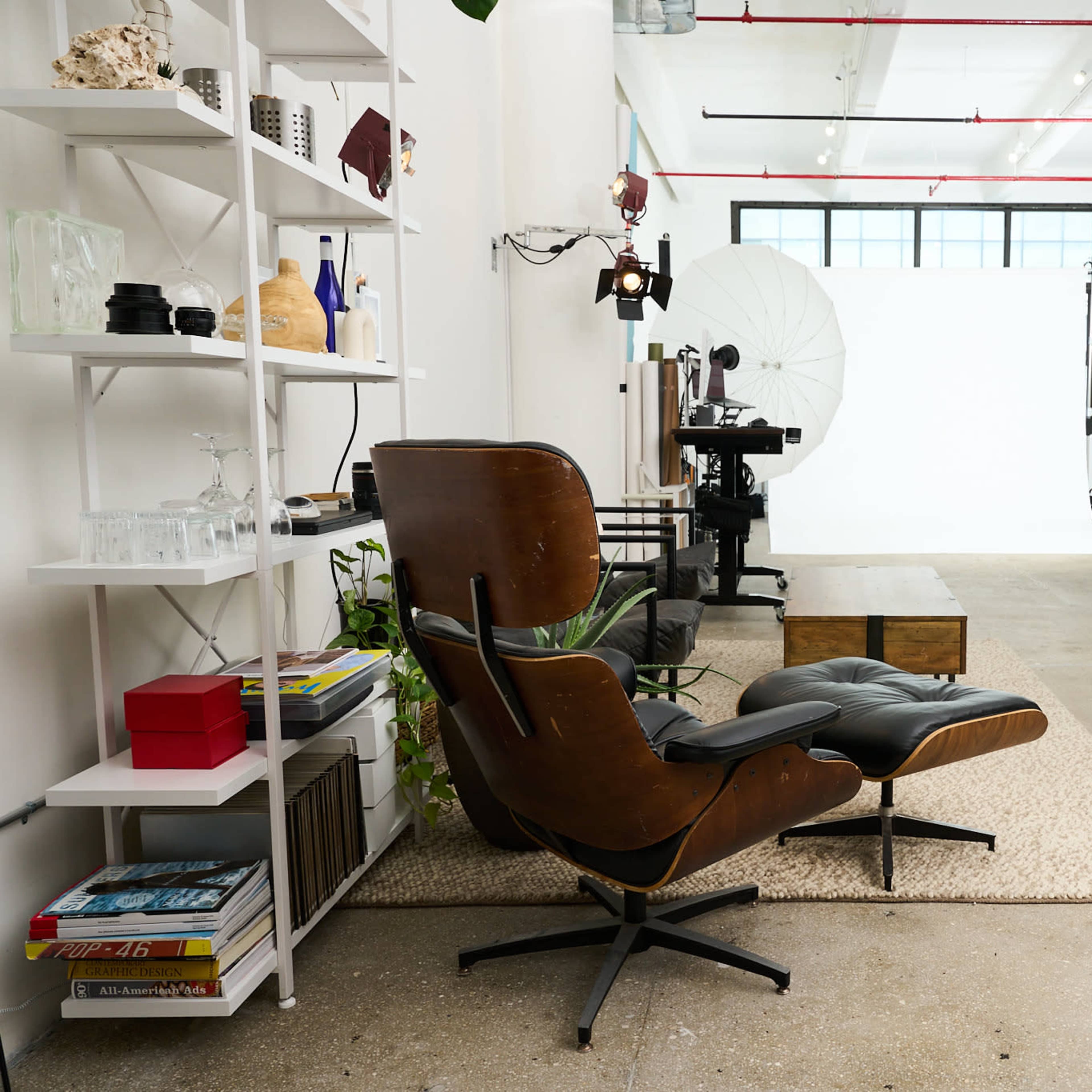 Industrial Studio: 14' Ceilings, stable floors, a comfy lounge Image in Long Island City, Queens County, NY