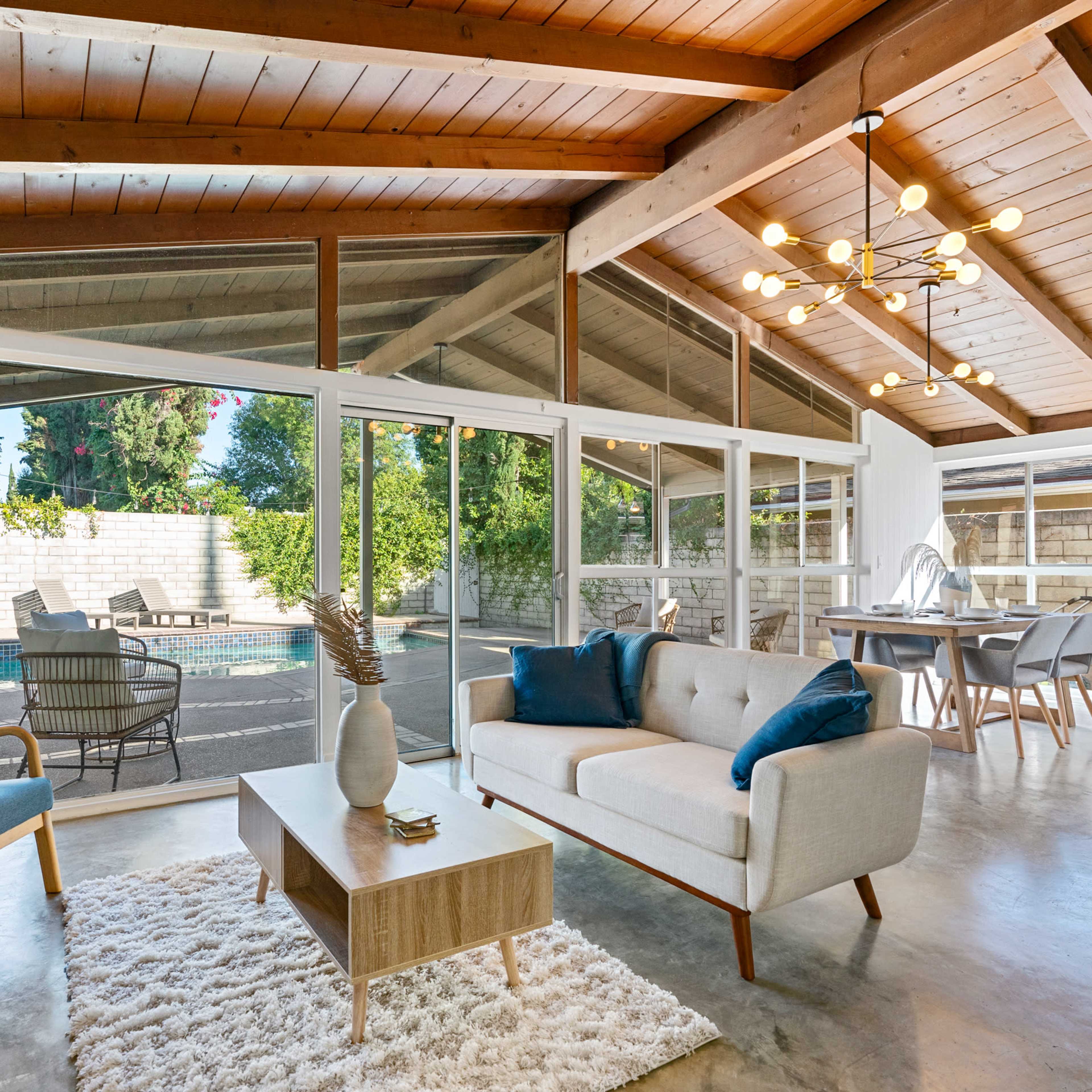 Mid-Century Modern Pool Villa Image in Reseda, Los Angeles, CA