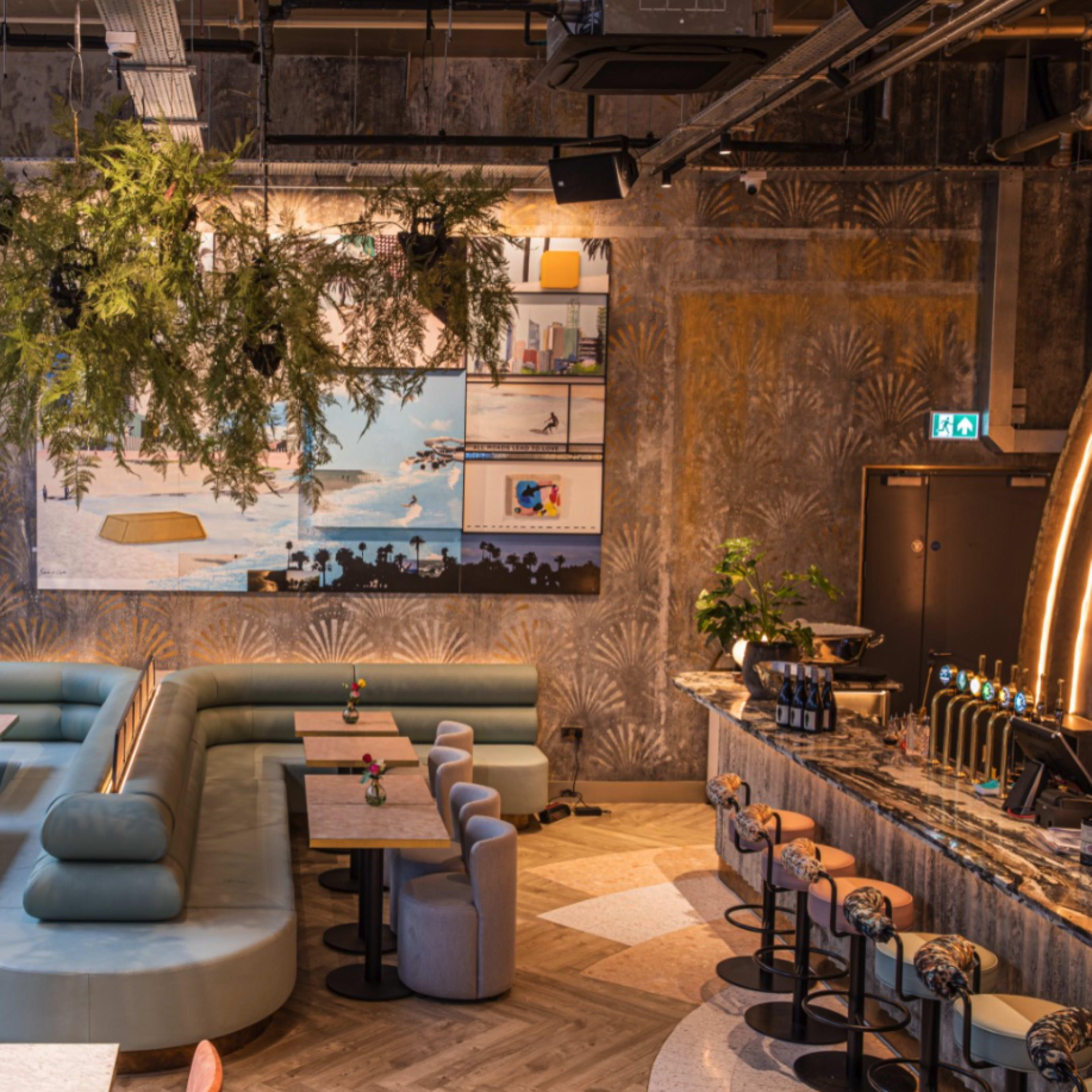 Bright Airy Sunrise Room - Large-Scale Restaurant Space Image in City of London, London, England