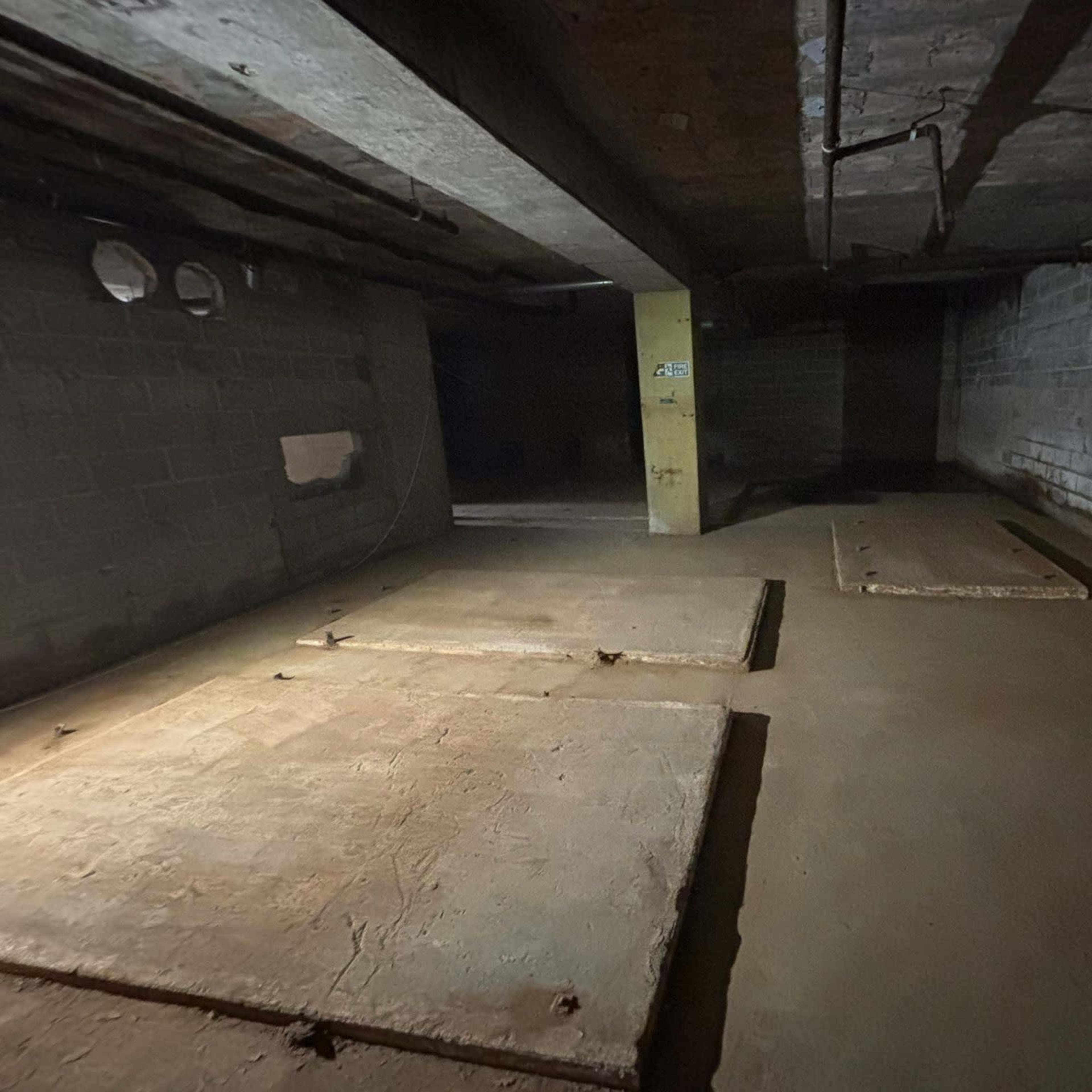 **Industrial /Rustic 12000sqft  Basement Space Available for Rent**    📍 Image in Sunbury-on-Thames, Sunbury-on-Thames, England