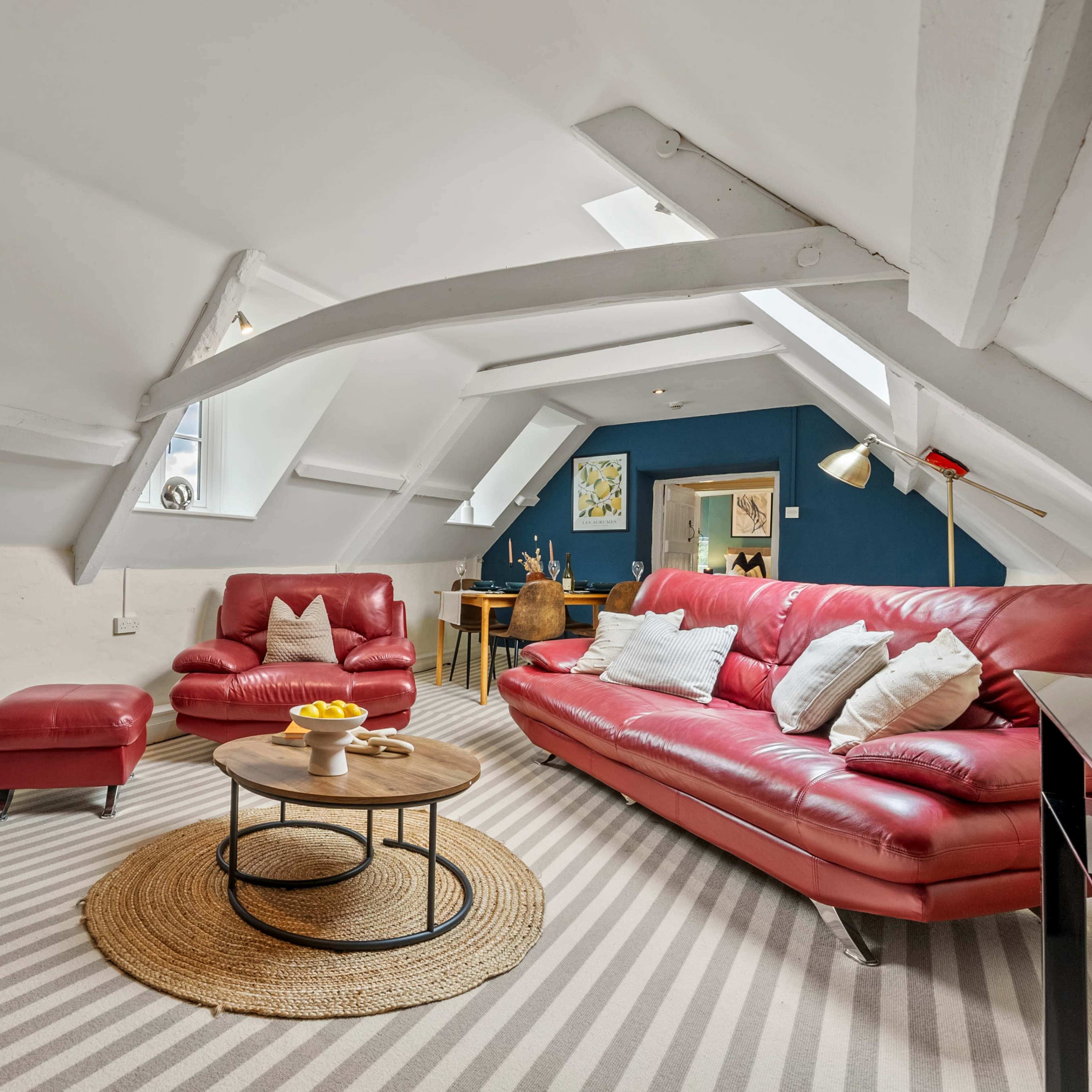 2-BR Cosy & Beautiful Loft in Cotswold w/ Parking - Norcote Loft Image in Lower Norcote, Cirencester, England