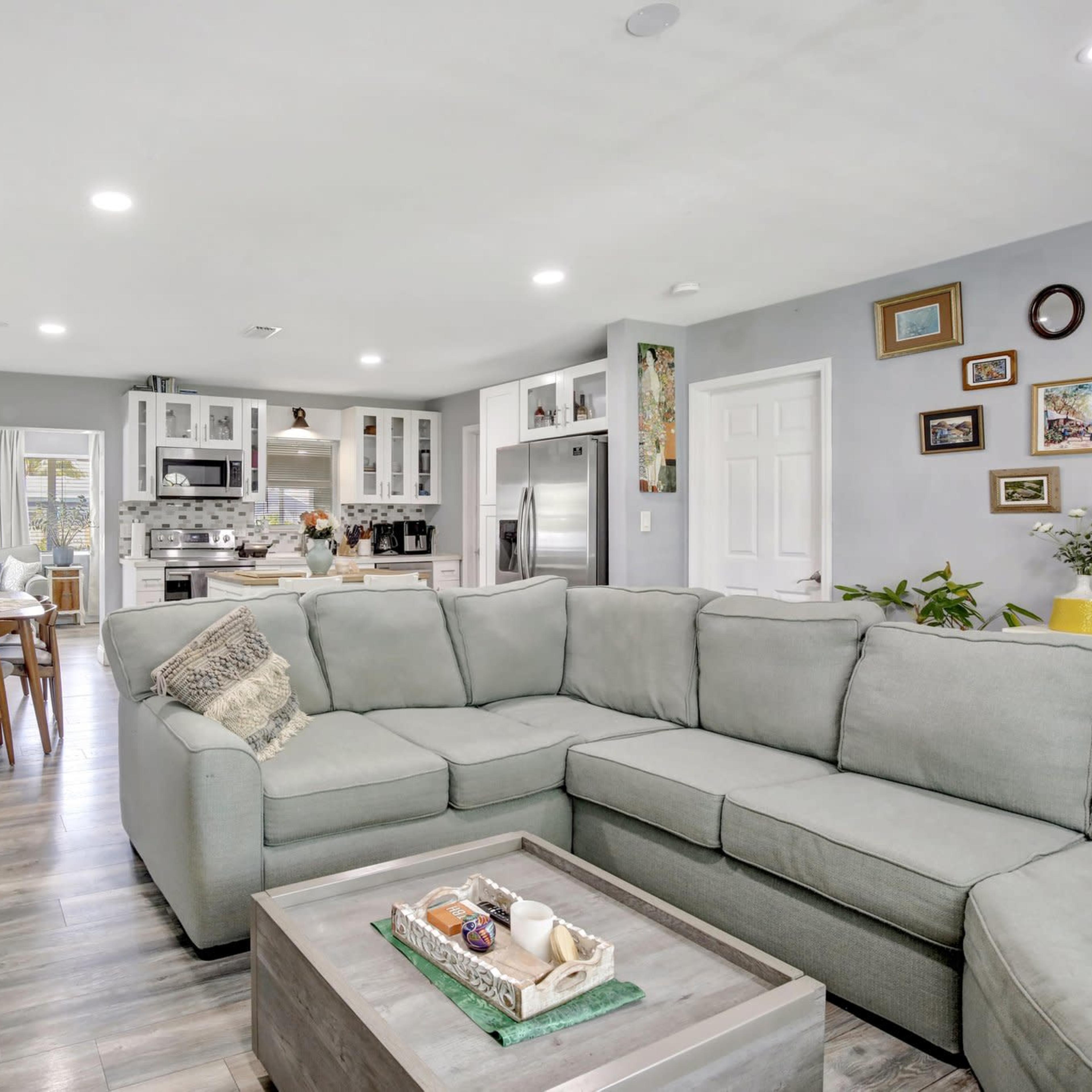 Bright Beautiful Eclectic House Perfect for Your Next Film/Photo Shoot Image in Miramar, Miramar, FL