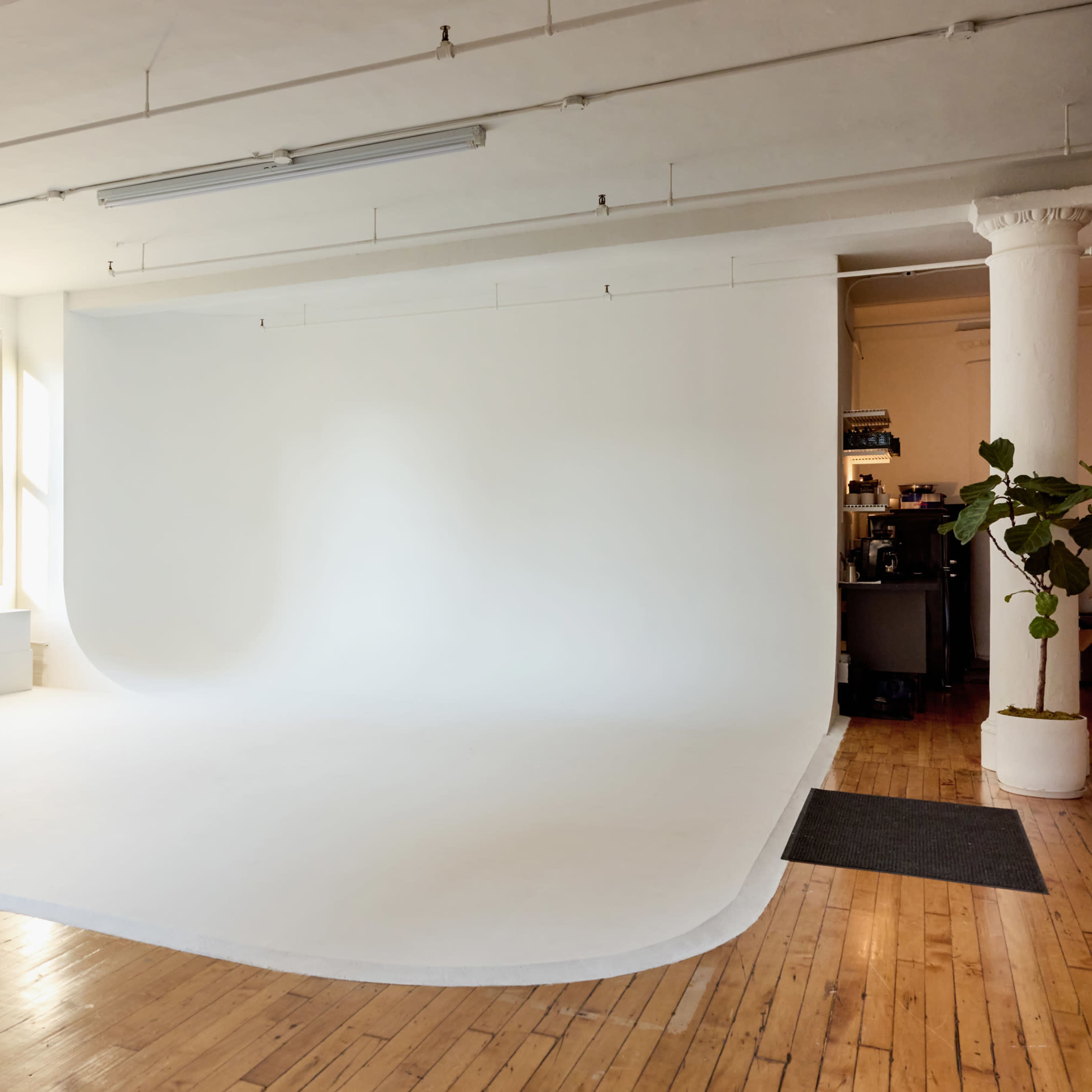 Bright, Natural Light & Affordable Flatiron Studio with Cyclorama | Ideal Creative Studio for Brands, Content Creation & Photographers Image in Midtown Manhattan, New York, NY
