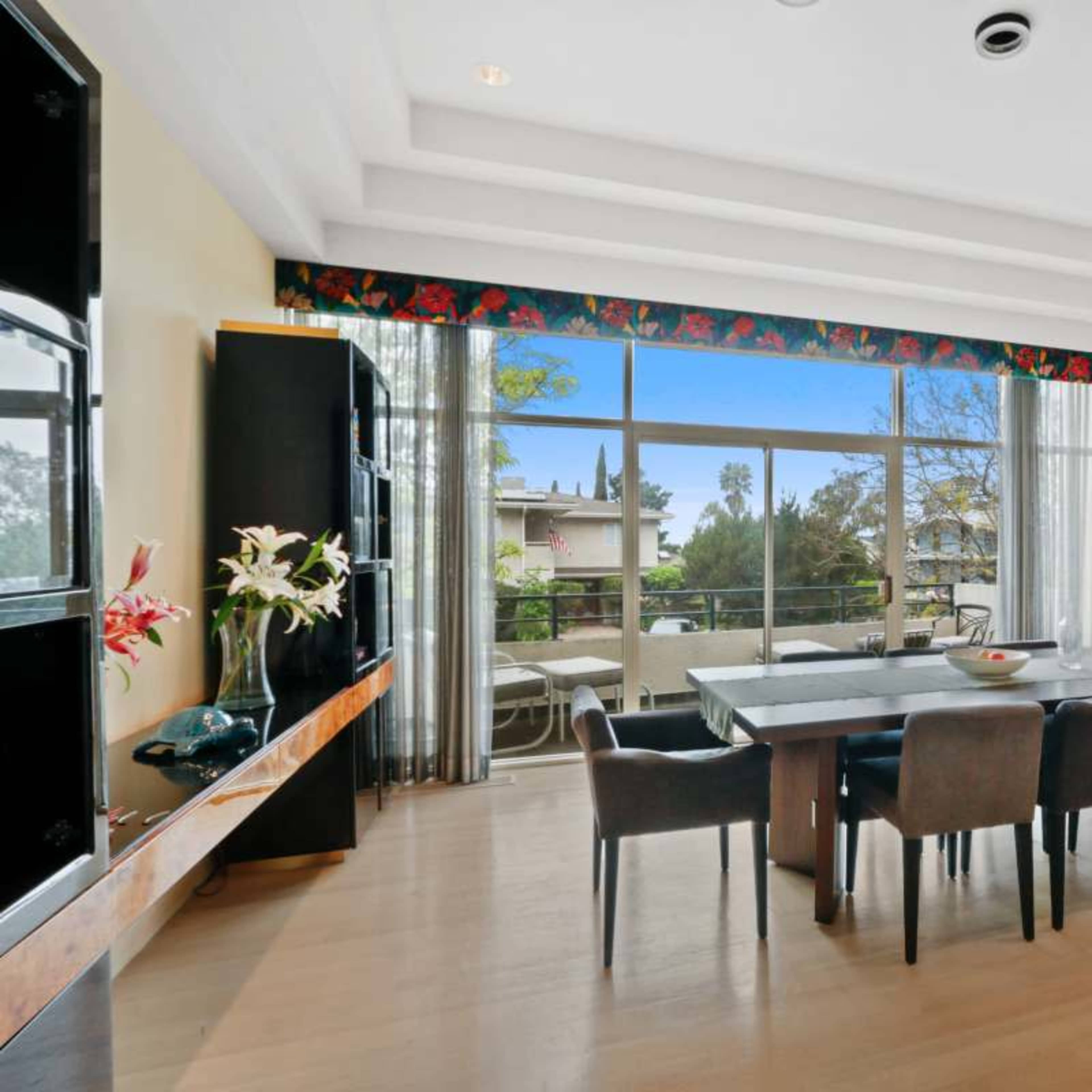 Spacious luxury home with very high Ceilings and Large Living rooms Image in Studio City, Los Angeles, CA